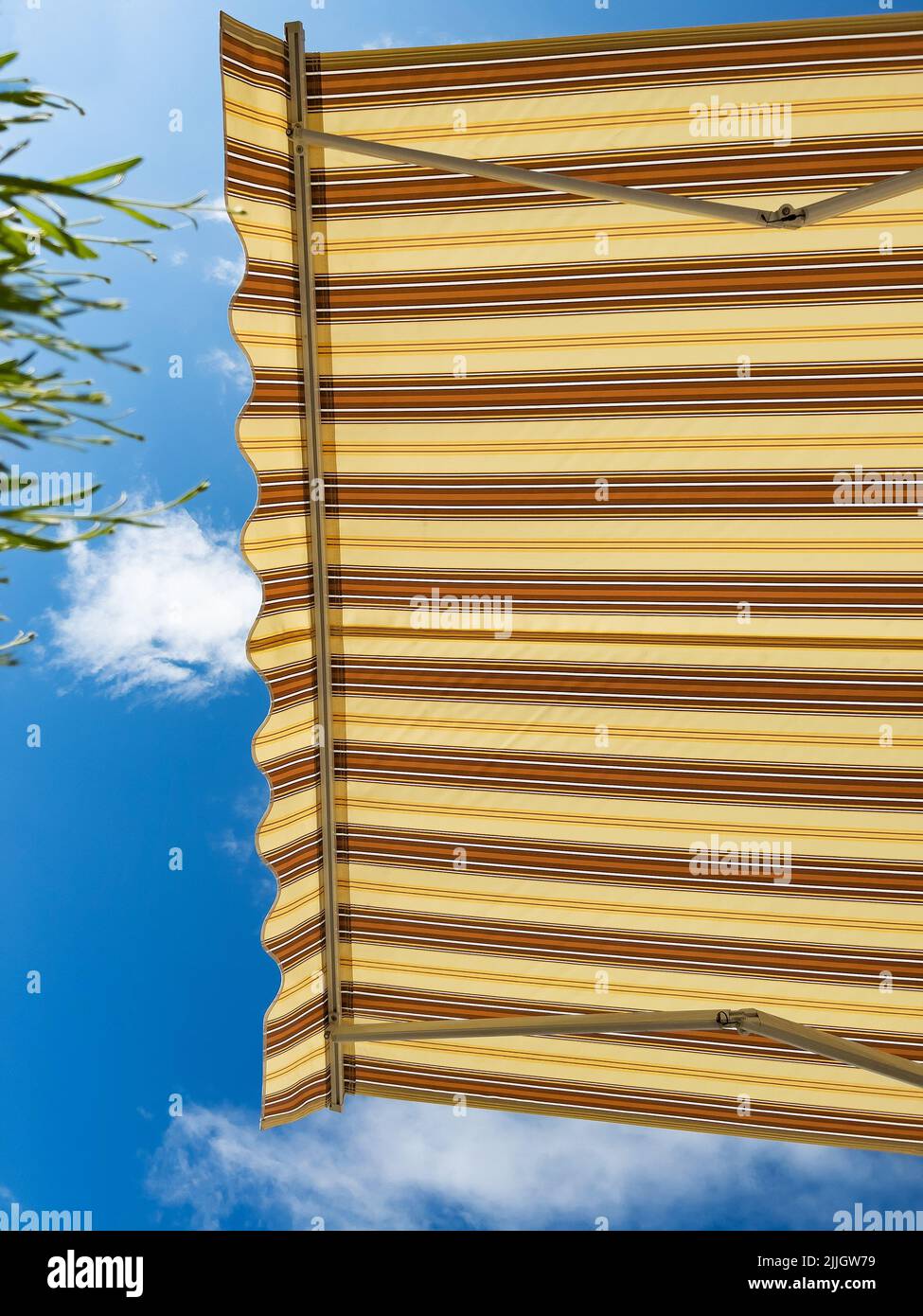 Finestra estate visiera parasole retrattile parasole vista dal soffietto Foto Stock