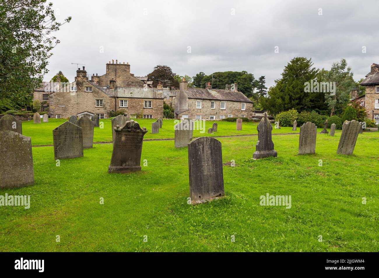 Kirkby Lonsdale, Cumbria, Inghilterra - 12 agosto 2018: Cimitero presso la Chiesa di Santa Maria, attiva chiesa parrocchiale anglicana nel deanery di Kendal. Il chu Foto Stock