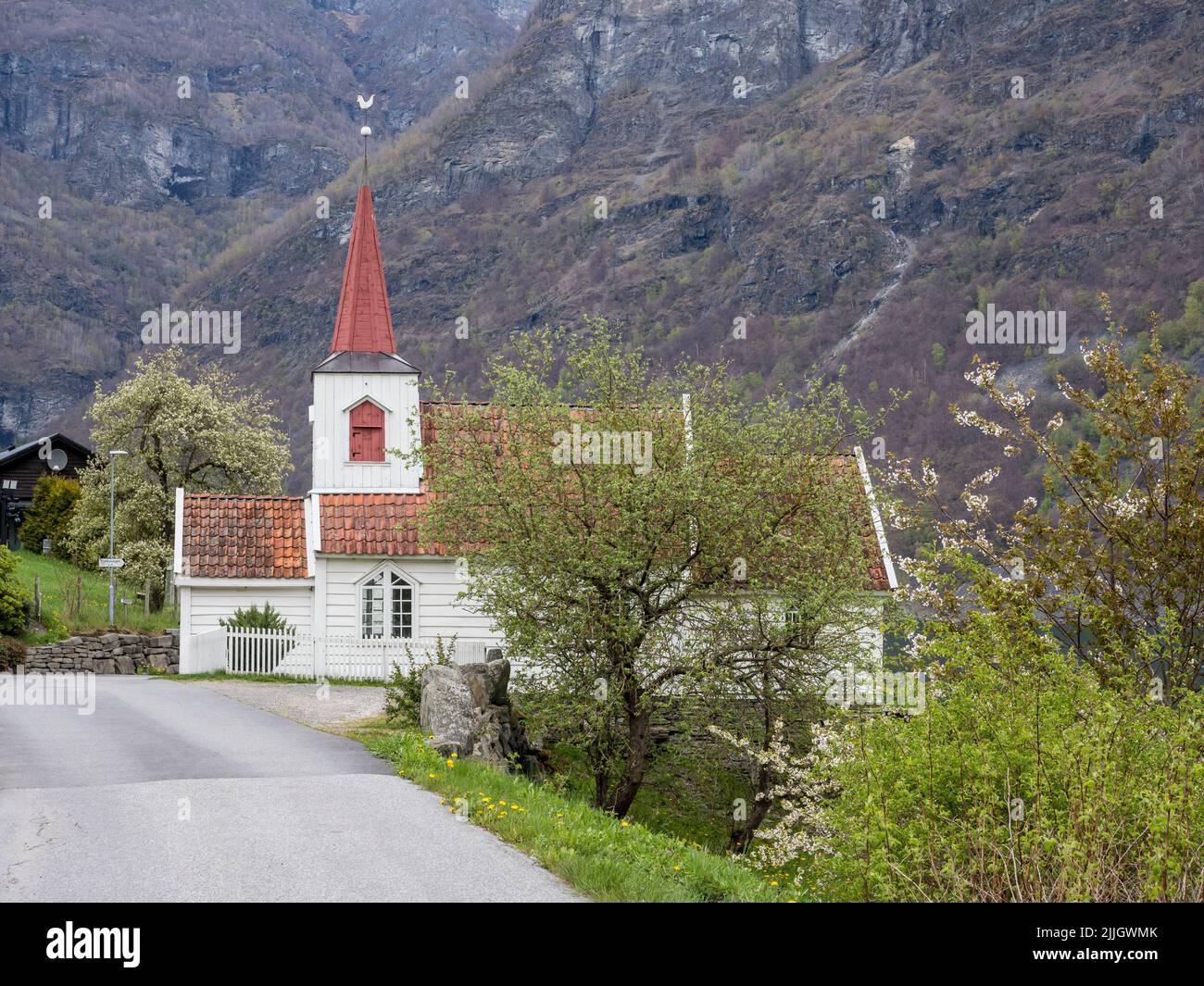 La più piccola chiesa norvegese a doghe nel villaggio di Undredal al Sognefjord, Norvegia Foto Stock