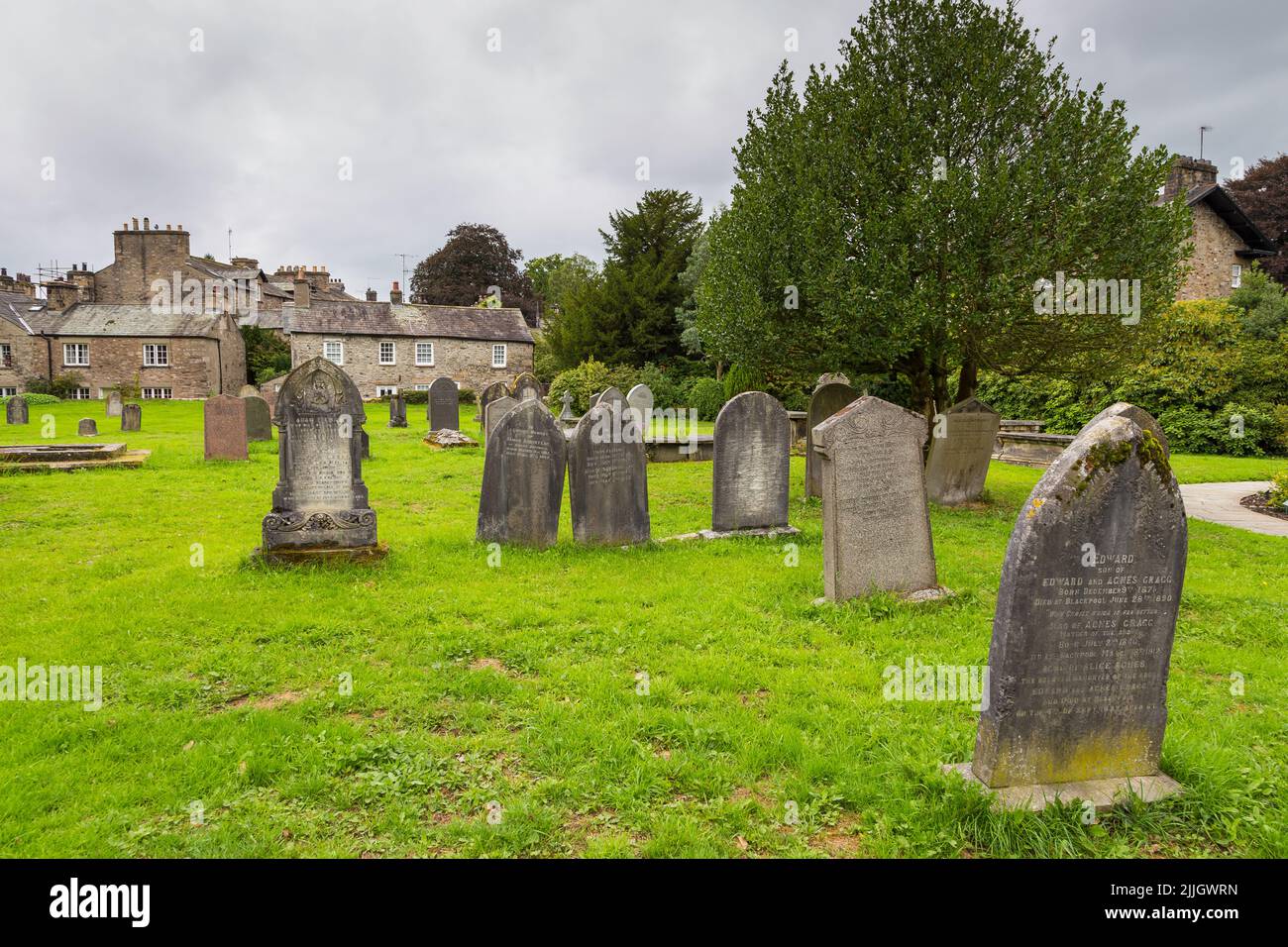 Kirkby Lonsdale, Cumbria, Inghilterra - 12 agosto 2018: Cimitero presso la Chiesa di Santa Maria, attiva chiesa parrocchiale anglicana nel deanery di Kendal. Il chu Foto Stock