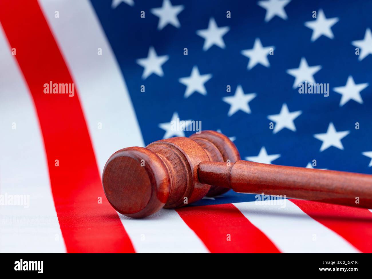 Gavel si trova dalla sua parte sulla bandiera americana sfondo mostra caduta giustizia e conflitti giudiziari nella politica e le leggi americane. Foto Stock