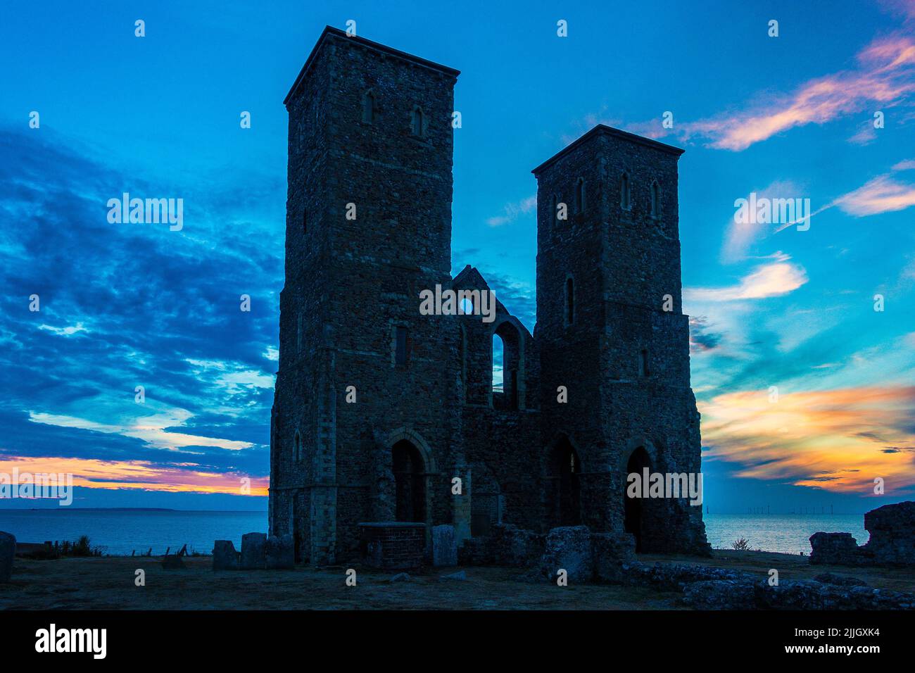 Reculver Towers, Reculver, drammatico, Tramonto, Herne Bay, Kent, Inghilterra, Kent Foto Stock
