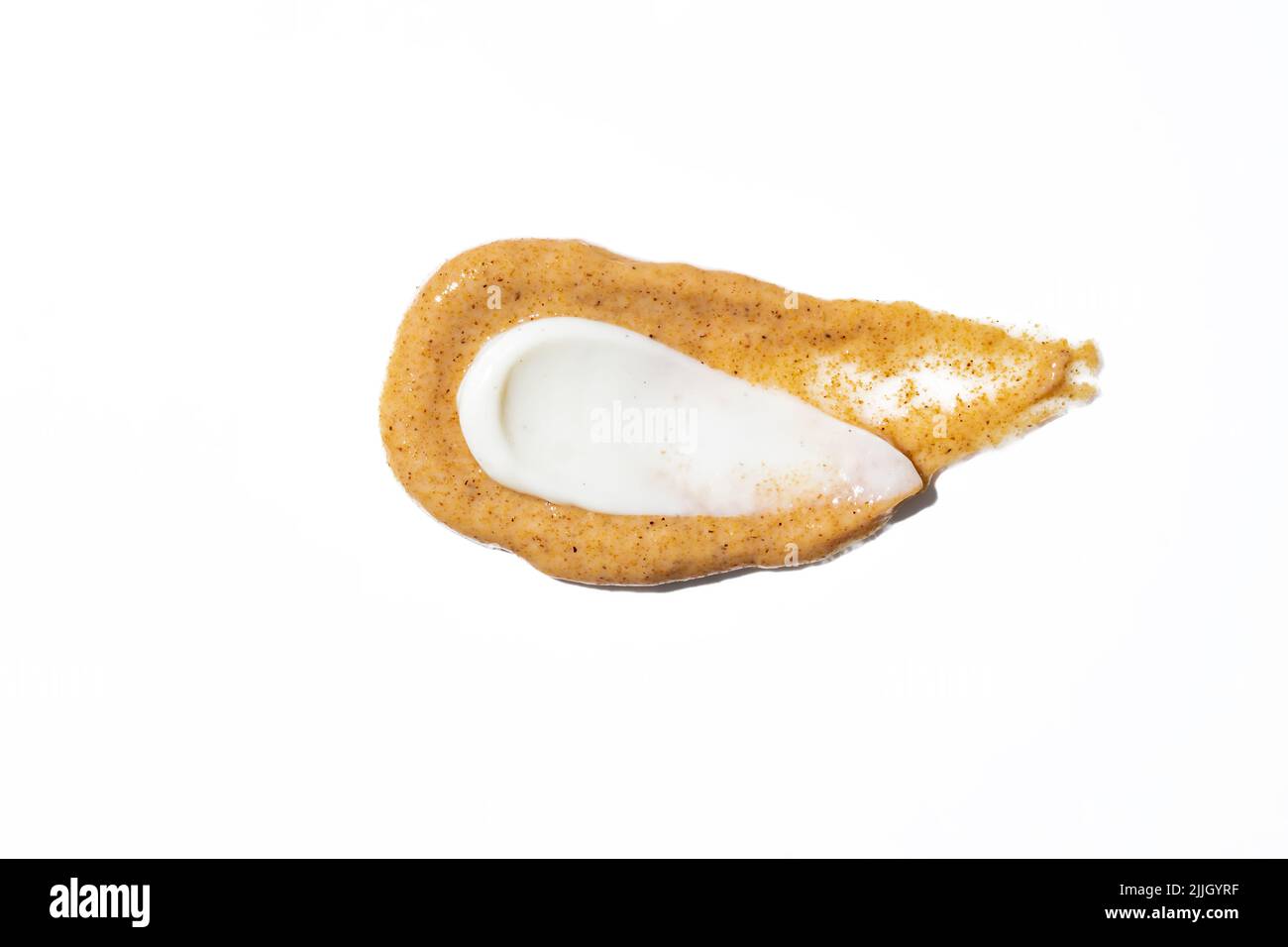 Caffè doppio e crub cremoso per viso e corpo. Cura della pelle esfoliazione per ammorbidire la pelle. Fase aggiuntiva della procedura. Sbavature di prodotto cosmetico. Foto Stock
