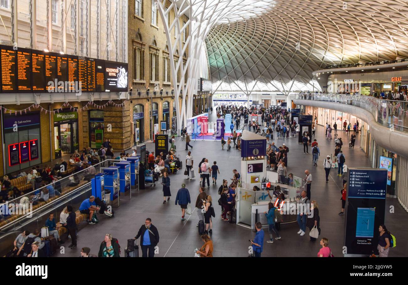 Londra, Regno Unito. 26th luglio 2022. I passeggeri attendono informazioni sui treni alla stazione di King's Cross il giorno prima dello sciopero ferroviario nazionale, mentre continuano le dispute sulla retribuzione e sulle condizioni di lavoro. I danni ai cavi elettrici aerei hanno causato gravi interruzioni ai servizi ferroviari da e per la stazione. Credit: Vuk Valcic/Alamy Live News Foto Stock