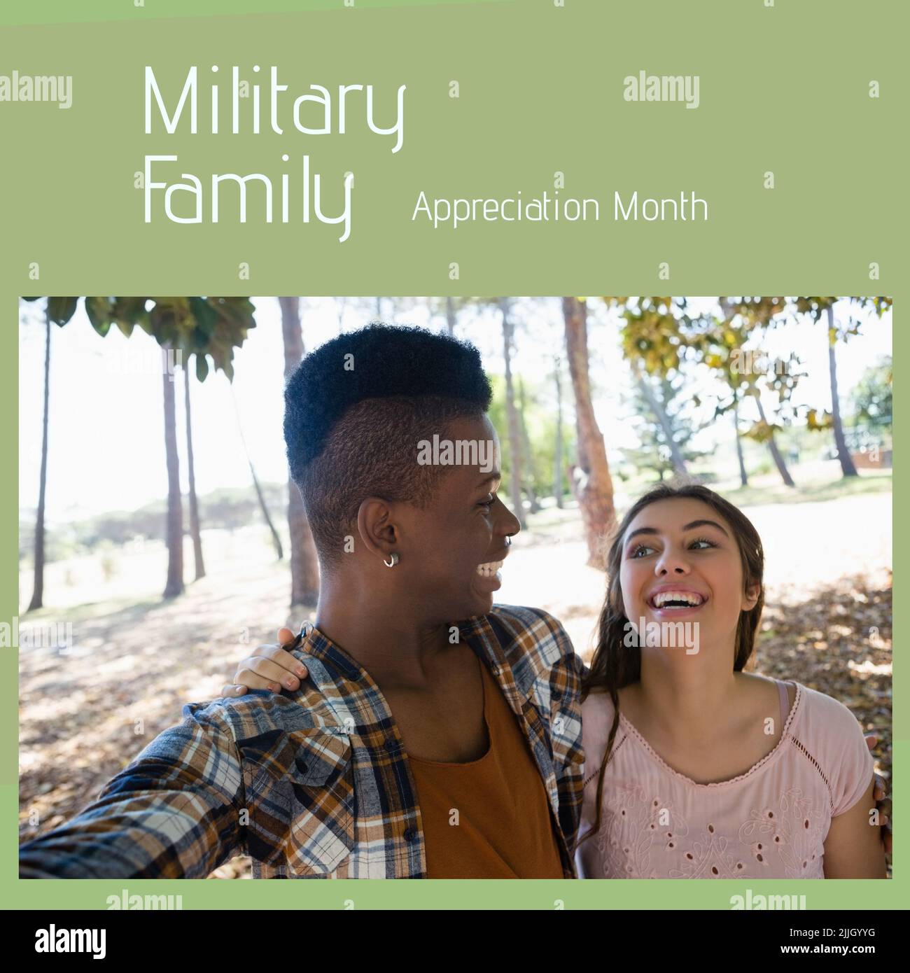 Immagine del mese militare di apprezzamento della famiglia su diversi amici femminili e maschili che prendono selfie Foto Stock