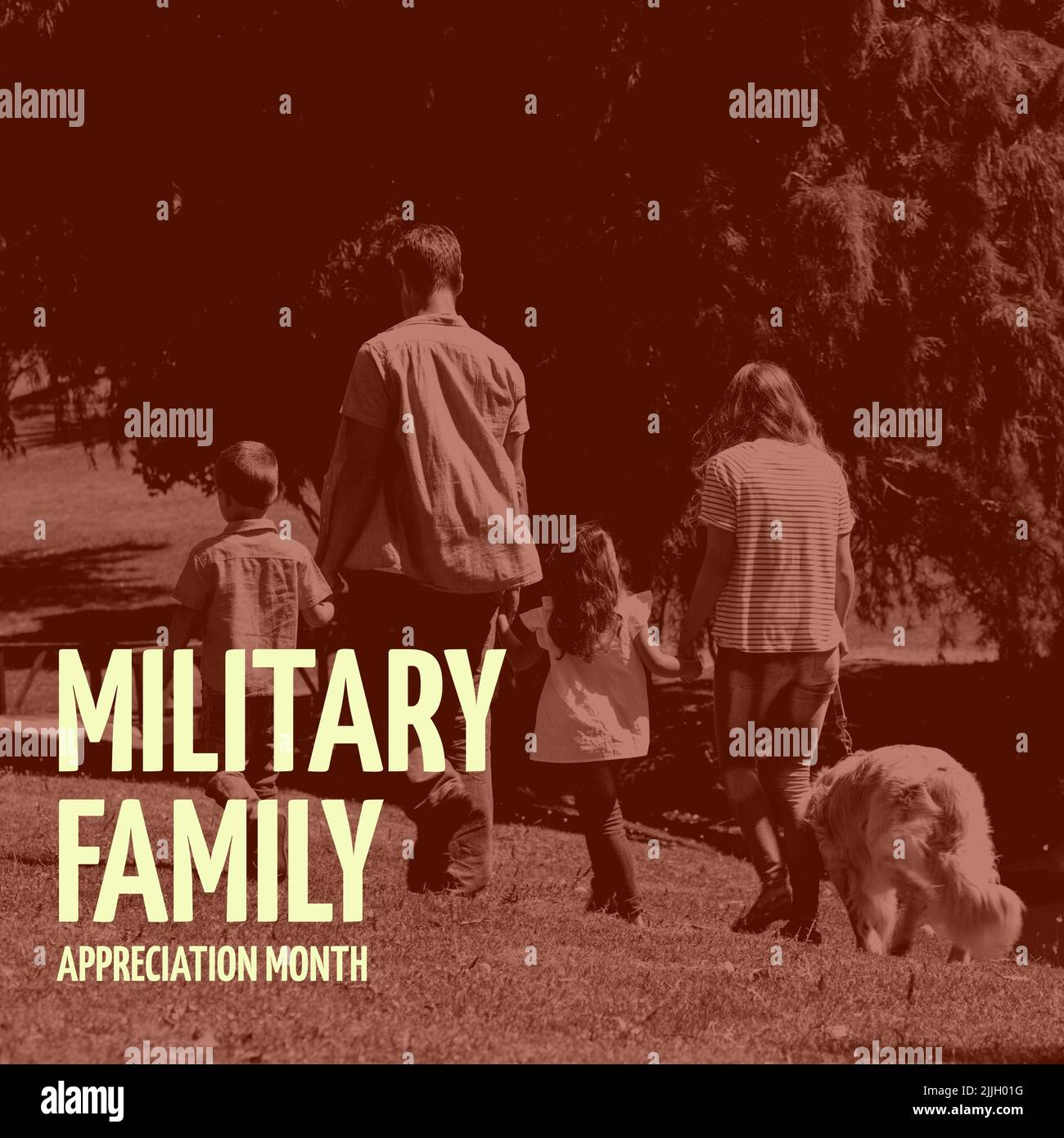 Immagine di famiglia militare mese di apprezzamento oltre seppia immagine di famiglia caucasica con cane nel parco Foto Stock