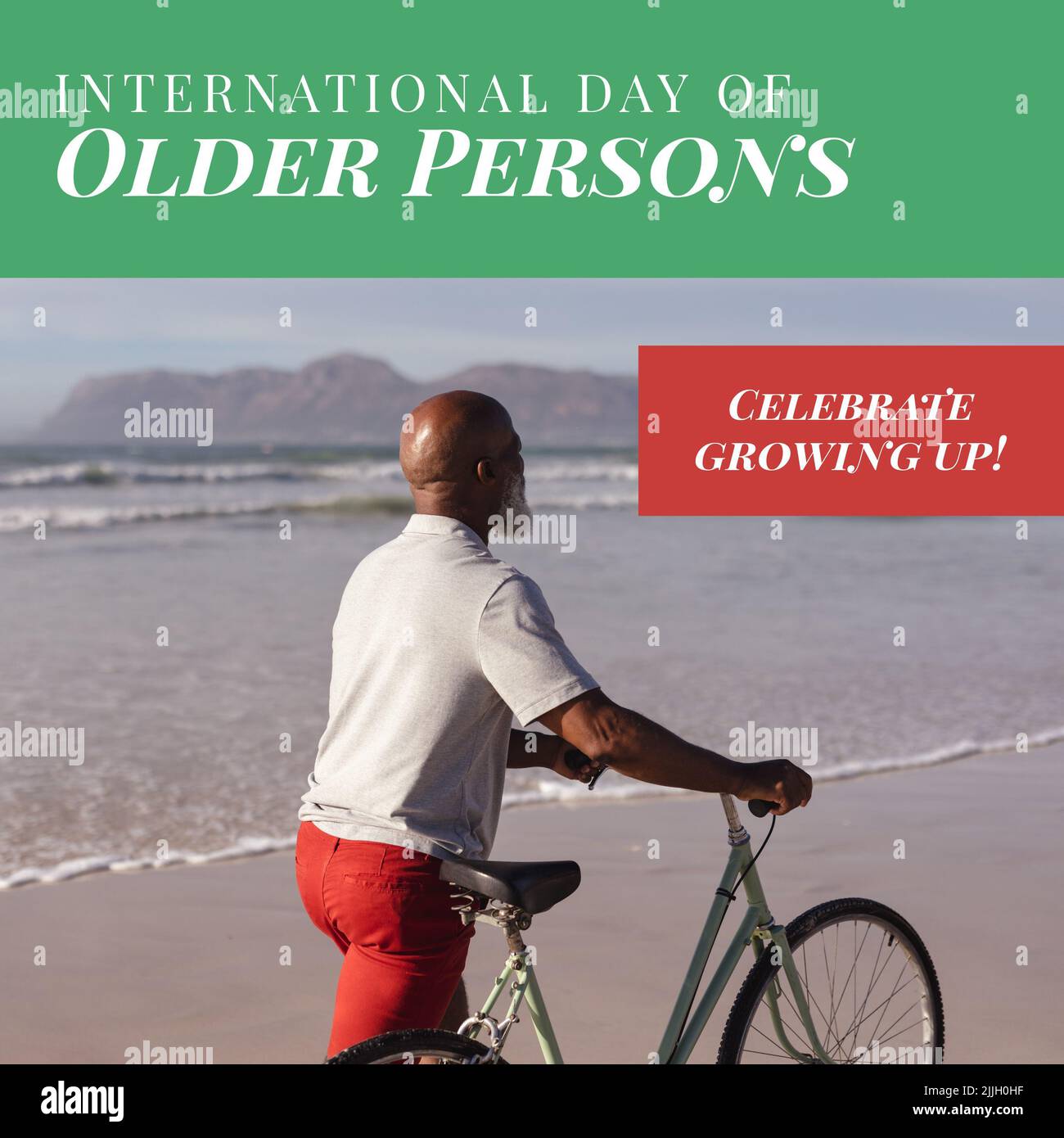 Immagine della giornata internazionale degli anziani sopra l'uomo afroamericano anziano con la bici sulla spiaggia Foto Stock