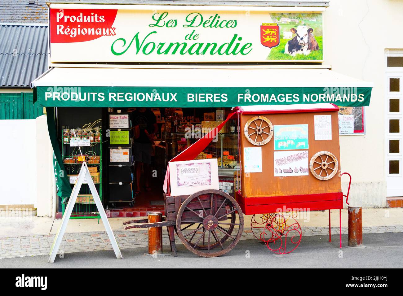 Negozio di specialità della Normandia con atmosfera retrò di vecchia auto da cucina mobile di fronte al negozio Foto Stock