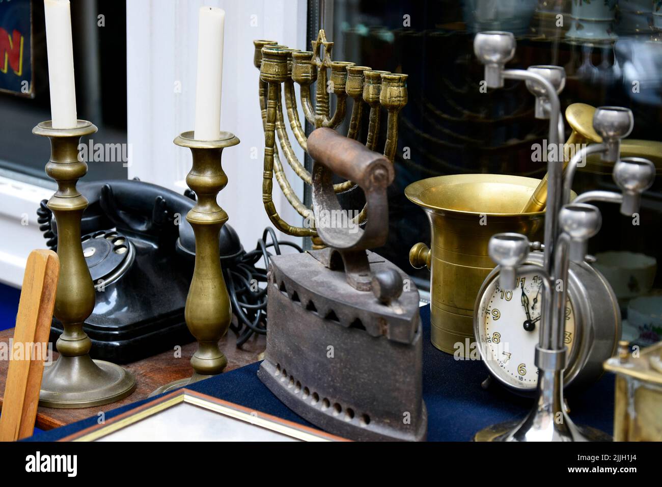 Commercio di strada in antiquariato. Viaggi in Europa. Primo piano. Messa a fuoco selettiva. Foto Stock