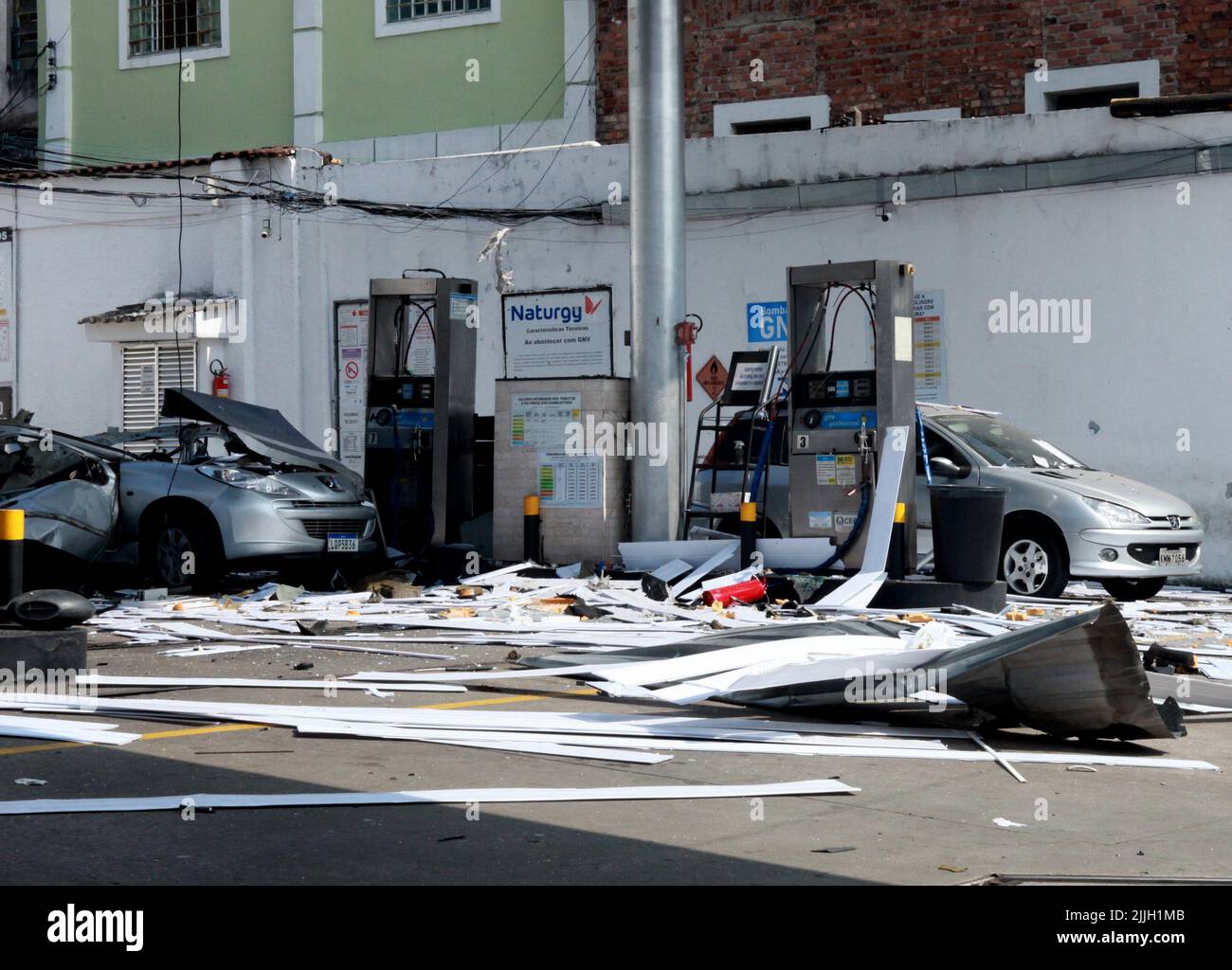 26 luglio 2022, Rio de Janeiro, Rio de Janeiro, Brasile: Rio de Janeiro (RJ), 26/07/2022 - EXPLOSAO/POSTO DE COMBUSTIVEIS/RJ - um carro que estava abastecendo o tanque com GNV em um posto de gasolina na rua Vinte e Quatro de Maio, em Sao Francisco Xavier, na zona norte do Rio de Janeiro, explodiu na manha desta (26-fira). Pelo menos duas pessoas ficaram feridas. Um homem foi levado para o Hospital Municipal Salgado Filho, no Meier. E uma mulher foi socorrida para o Hospital Municipal Souza Aguiar, no centro. Come vitimas estavam fora do veiculo no momento da explosao. Bombeiros foram aciona Foto Stock