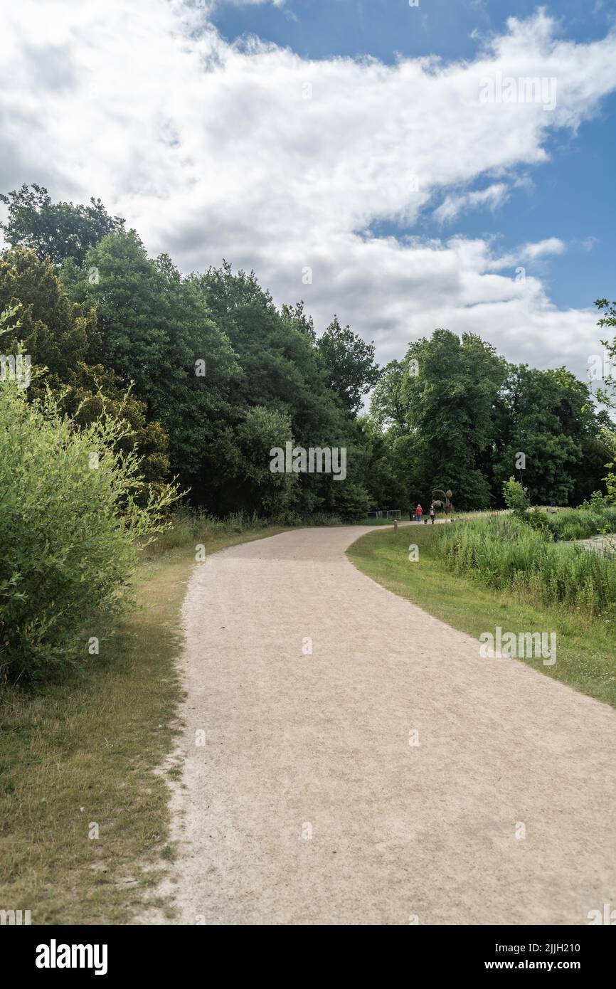 Staffordshire Lakeside pathway Sunny day Landscape, Stoke-on-Trent, Regno Unito Foto Stock