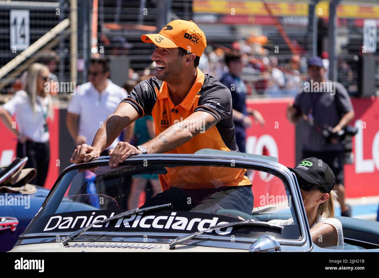 Le Castellet, Mezzolombardo, Francia. 24th luglio 2022. DANIEL RICCIARDO dell’Australia e del Team McLaren F1 durante la sfilata dei piloti della FIA Formula 1 del Gran Premio di Francia 2022 al circuito Paul Ricard di le Castellet, Francia. (Credit Image: © Daisy Facinelli/ZUMA Press Wire) Foto Stock