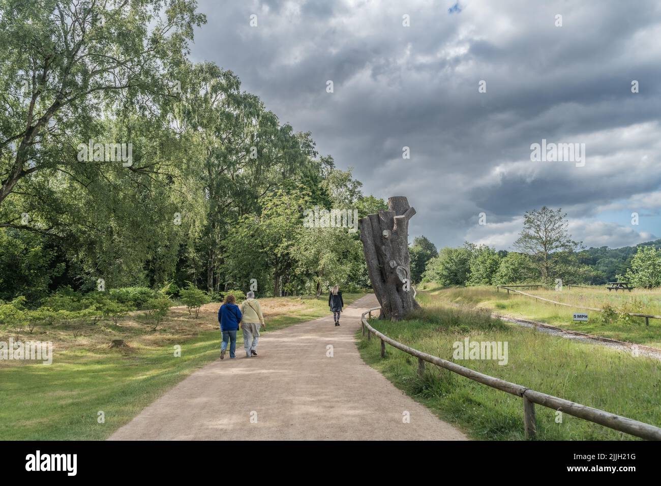 Staffordshire Lakeside pathway Sunny day Landscape, Stoke-on-Trent, Regno Unito Foto Stock