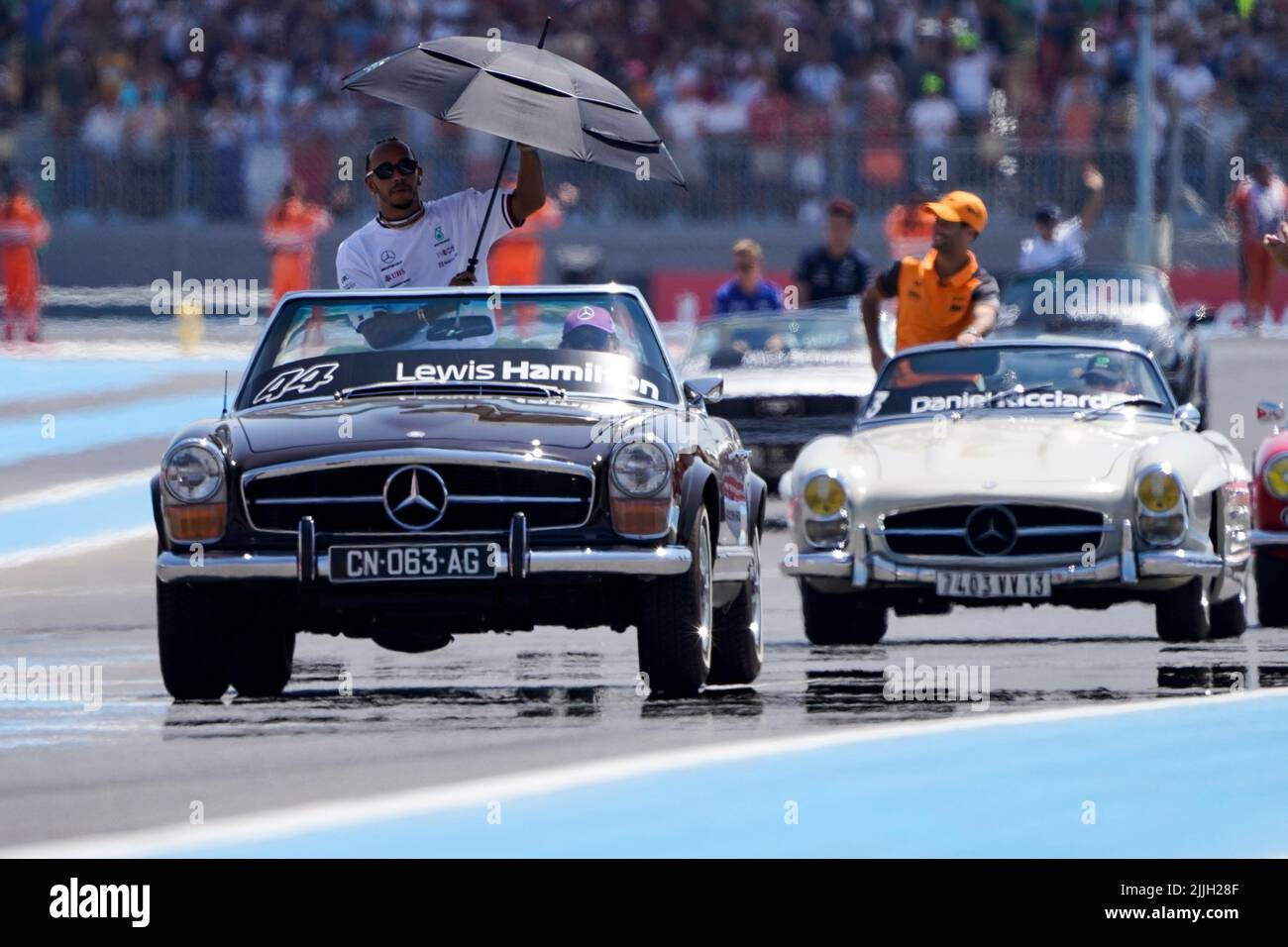 Le Castellet, Mezzolombardo, Francia. 24th luglio 2022. LEWIS HAMILTON della Gran Bretagna e del Team Mercedes-AMG F1 durante la sfilata dei piloti della FIA Formula 1 del Gran Premio di Francia 2022 al circuito Paul Ricard di le Castellet, Francia. (Credit Image: © Daisy Facinelli/ZUMA Press Wire) Foto Stock