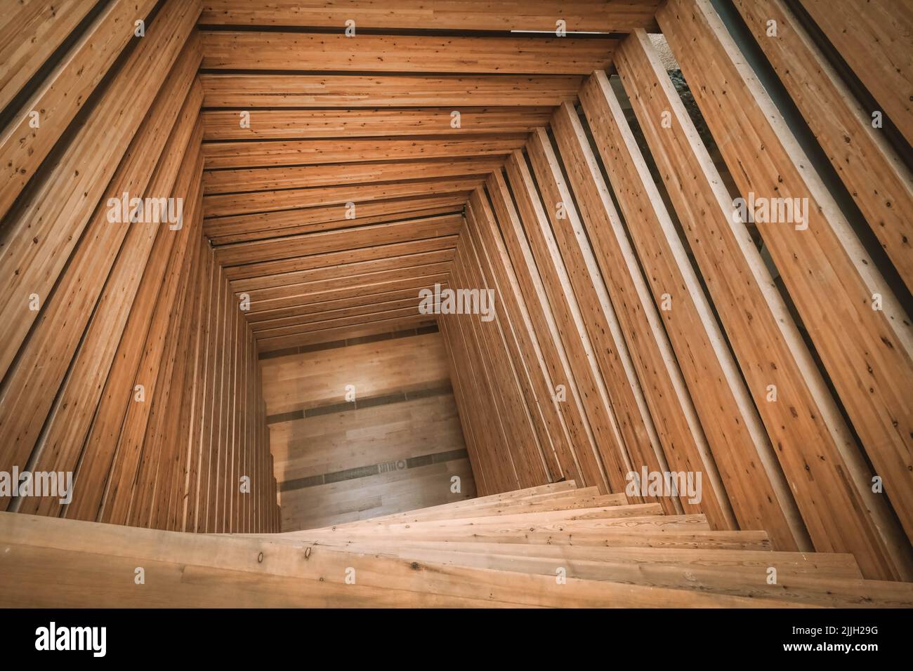 Eskisehir, Turchia, Ottobre 2020 - Vista del Museo moderno OMM Odunpazari progettato dall'ufficio di architettura giapponese Kengo Kuma & Associates, Vista interna Foto Stock