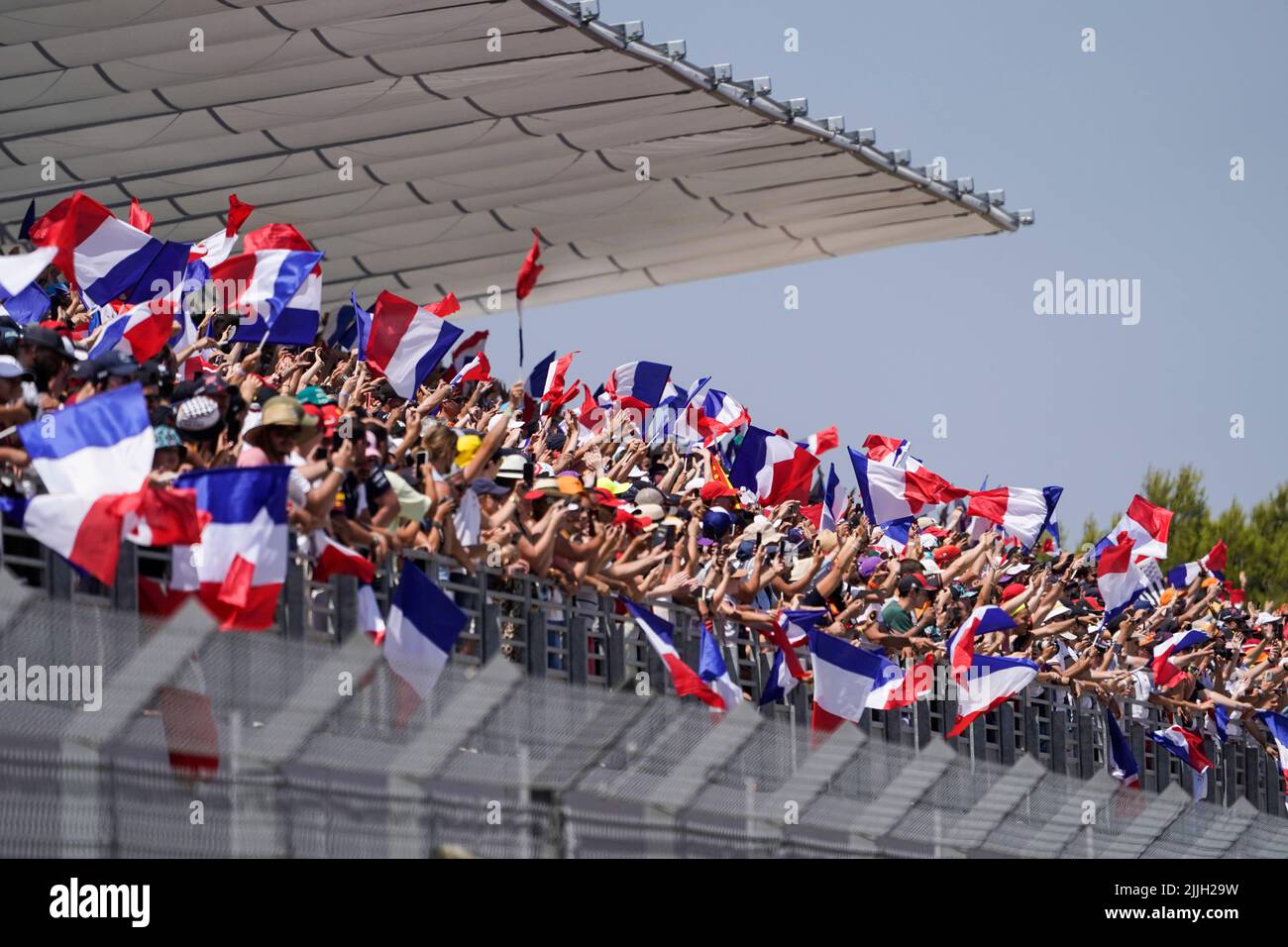 Le Castellet, Mezzolombardo, Francia. 24th luglio 2022. I TIFOSI durante la sfilata dei piloti del Gran Premio di Formula FIA 2022 1 al circuito Paul Ricard di le Castellet, Francia. (Credit Image: © Daisy Facinelli/ZUMA Press Wire) Foto Stock