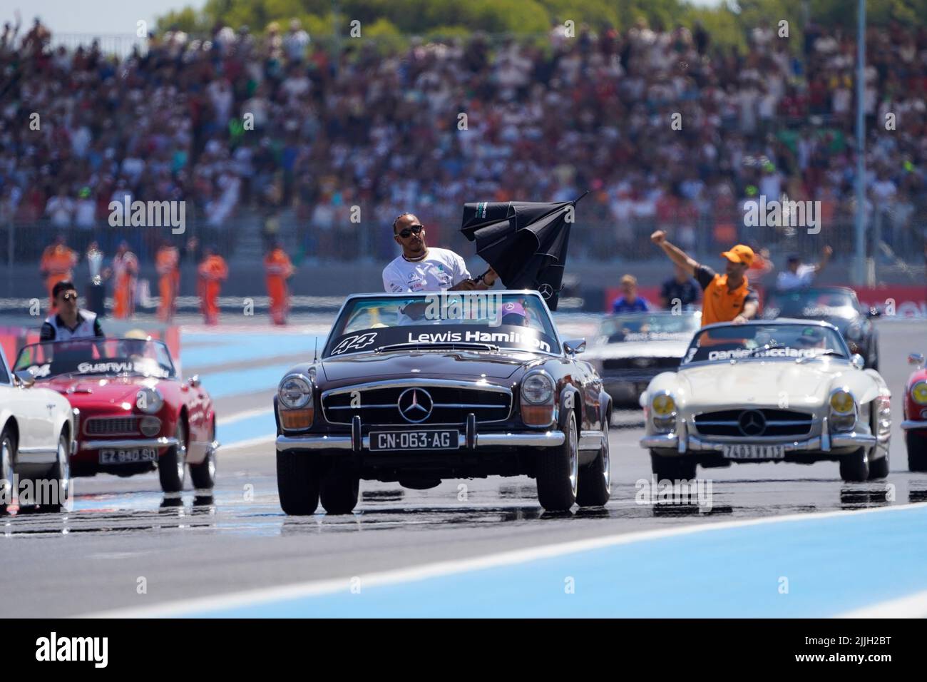 Le Castellet, Mezzolombardo, Francia. 24th luglio 2022. LEWIS HAMILTON della Gran Bretagna e del Team Mercedes-AMG F1 durante la sfilata dei piloti della FIA Formula 1 del Gran Premio di Francia 2022 al circuito Paul Ricard di le Castellet, Francia. (Credit Image: © Daisy Facinelli/ZUMA Press Wire) Foto Stock