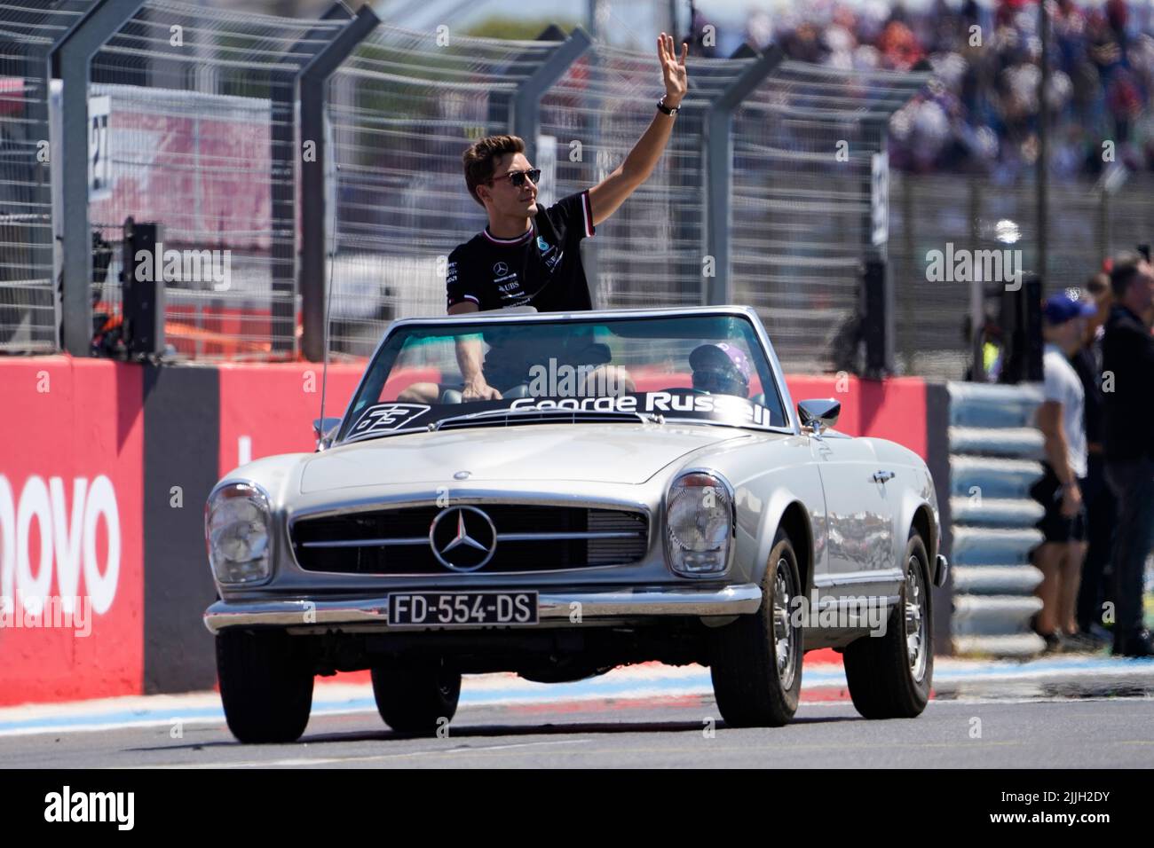 Le Castellet, Mezzolombardo, Francia. 24th luglio 2022. GEORGE RUSSEL della Gran Bretagna e del Team Mercedes-AMG F1 durante la sfilata dei piloti del Gran Premio di Formula FIA 2022 1 al circuito Paul Ricard di le Castellet, Francia. (Credit Image: © Daisy Facinelli/ZUMA Press Wire) Foto Stock