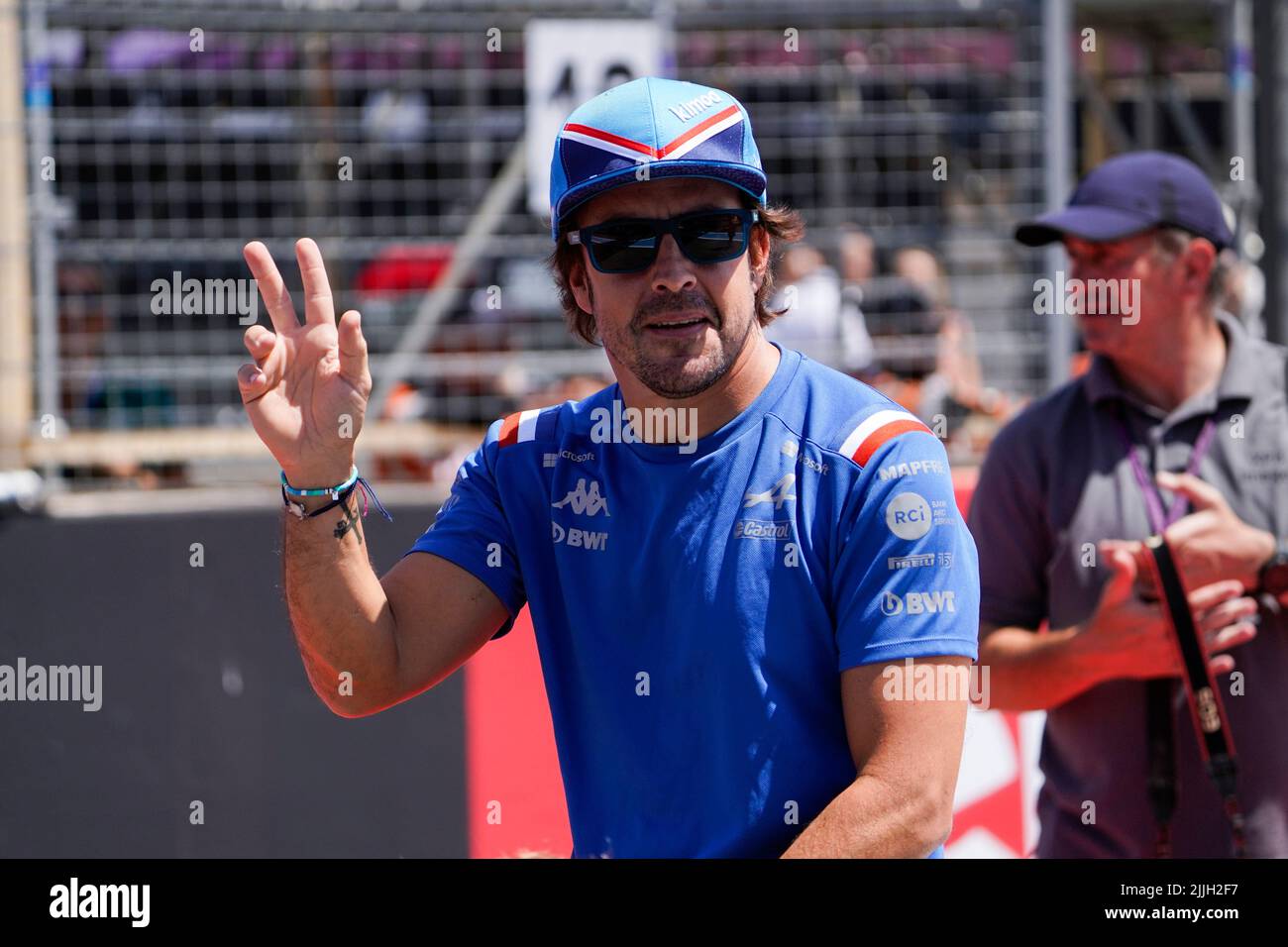 Le Castellet, Mezzolombardo, Francia. 24th luglio 2022. FERNANDO ALONSO della Spagna e del Team Alpine F1 durante la sfilata dei piloti della FIA Formula 1 del Gran Premio di Francia 2022 al circuito Paul Ricard di le Castellet, Francia. (Credit Image: © Daisy Facinelli/ZUMA Press Wire) Foto Stock