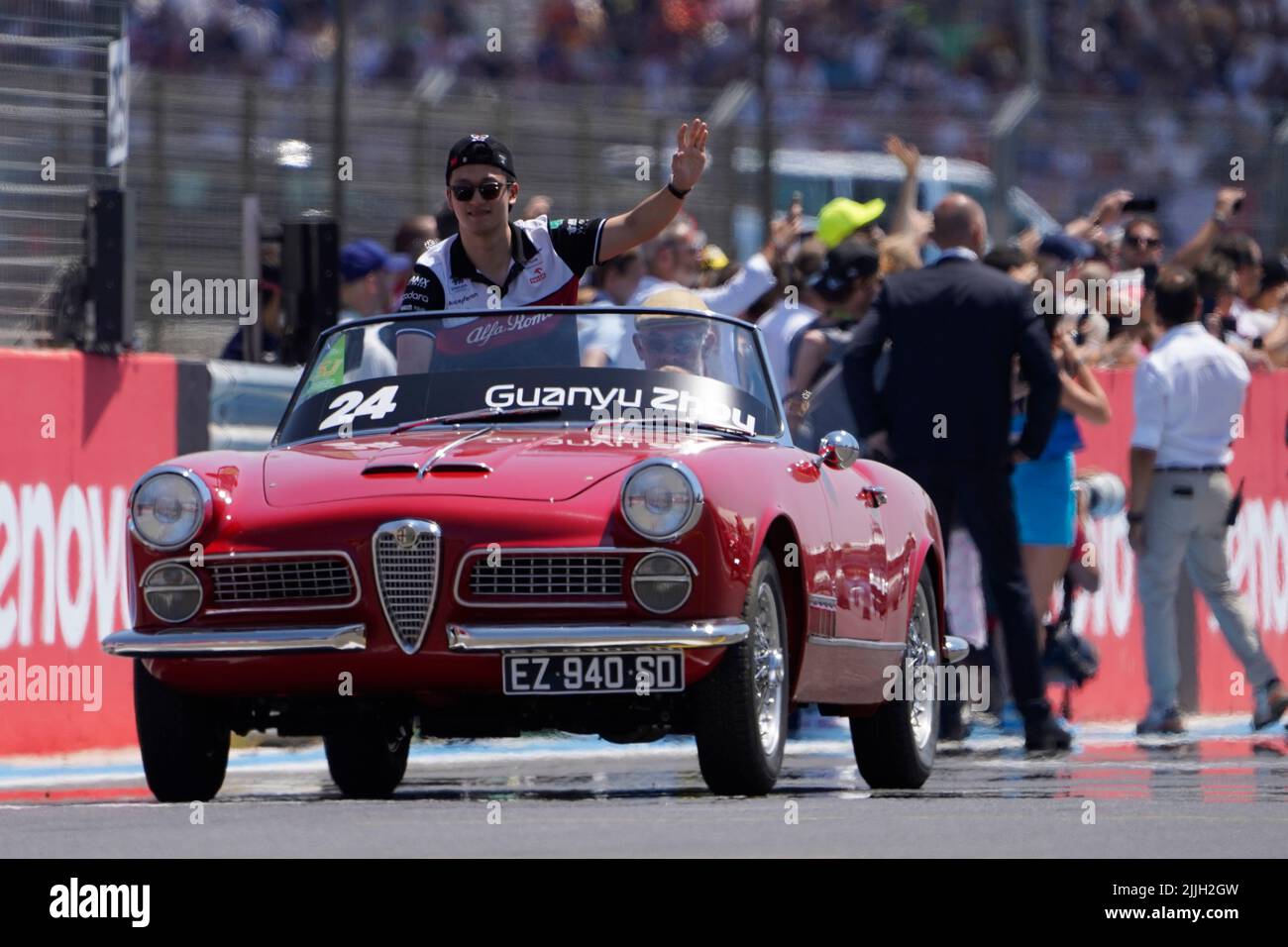 Le Castellet, Mezzolombardo, Francia. 24th luglio 2022. GUANYU ZHOU della Cina e Alfa Romeo Racingdurante la sfilata dei piloti della FIA Formula 1 del Gran Premio di Francia 2022 al circuito Paul Ricard di le Castellet, Francia. (Credit Image: © Daisy Facinelli/ZUMA Press Wire) Foto Stock