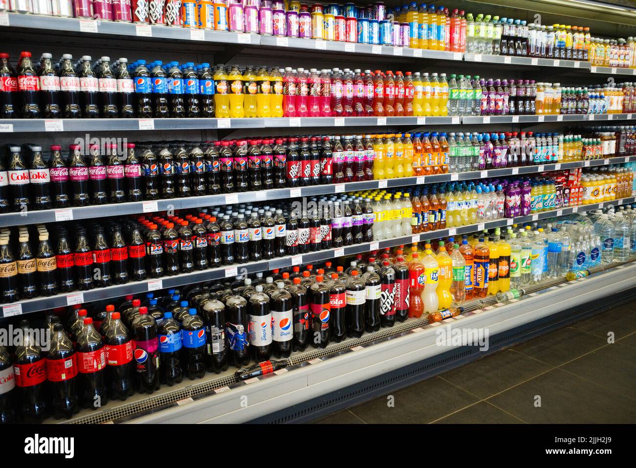 Bevande in bottiglie di plastica presso una stazione di servizio autostradale. C'è pochissima opzione, ma plastica Foto Stock