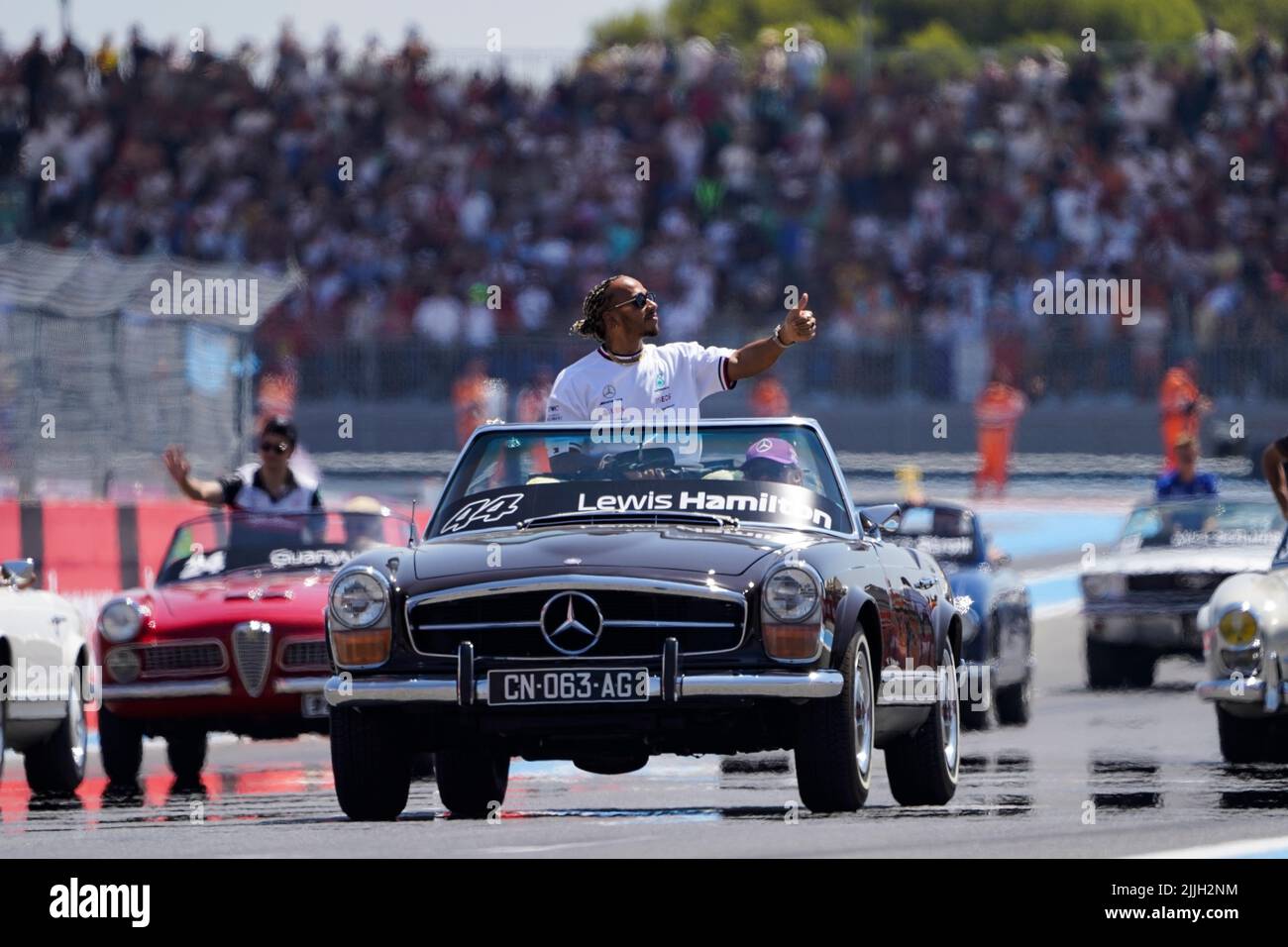 Le Castellet, Mezzolombardo, Francia. 24th luglio 2022. LEWIS HAMILTON della Gran Bretagna e del Team Mercedes-AMG F1 durante la sfilata dei piloti della FIA Formula 1 del Gran Premio di Francia 2022 al circuito Paul Ricard di le Castellet, Francia. (Credit Image: © Daisy Facinelli/ZUMA Press Wire) Foto Stock