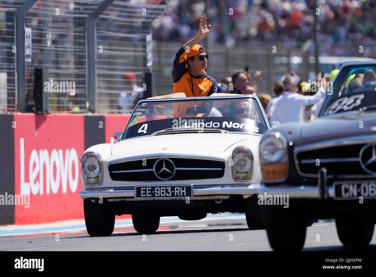 Le Castellet, Mezzolombardo, Francia. 24th luglio 2022. LANDO NORRIS della Gran Bretagna e del Team McLaren F1 durante la sfilata dei piloti della FIA Formula 2022 del Gran Premio di Francia 1 al circuito Paul Ricard di le Castellet, Francia. (Credit Image: © Daisy Facinelli/ZUMA Press Wire) Foto Stock