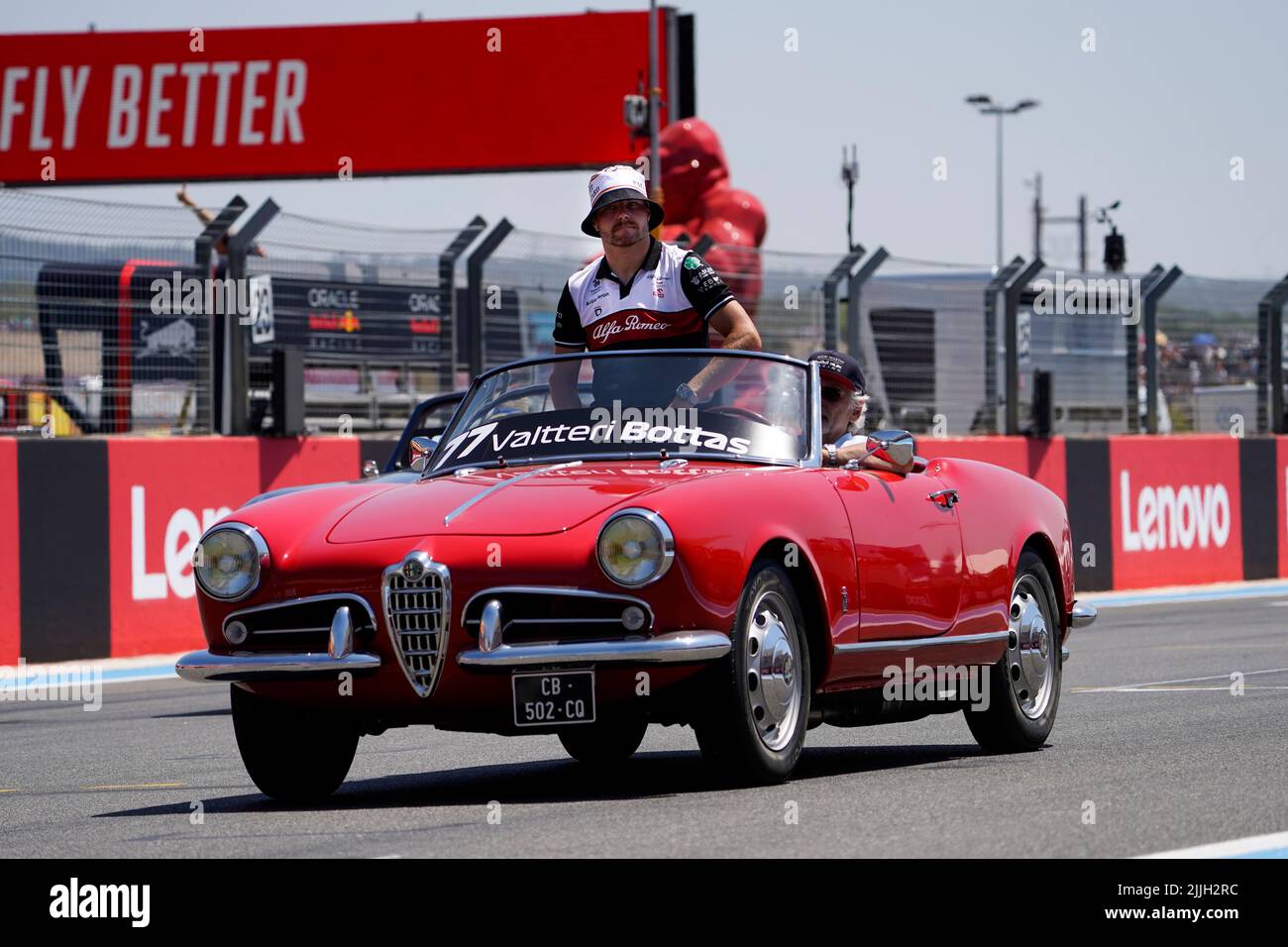 Le Castellet, Mezzolombardo, Francia. 24th luglio 2022. LA FINLANDIA DI VALTTERI BOTTAS e l'Alfa Romeo Racing durante la sfilata dei piloti del Gran Premio di Formula FIA 2022 1 al circuito Paul Ricard di le Castellet, Francia. (Credit Image: © Daisy Facinelli/ZUMA Press Wire) Foto Stock