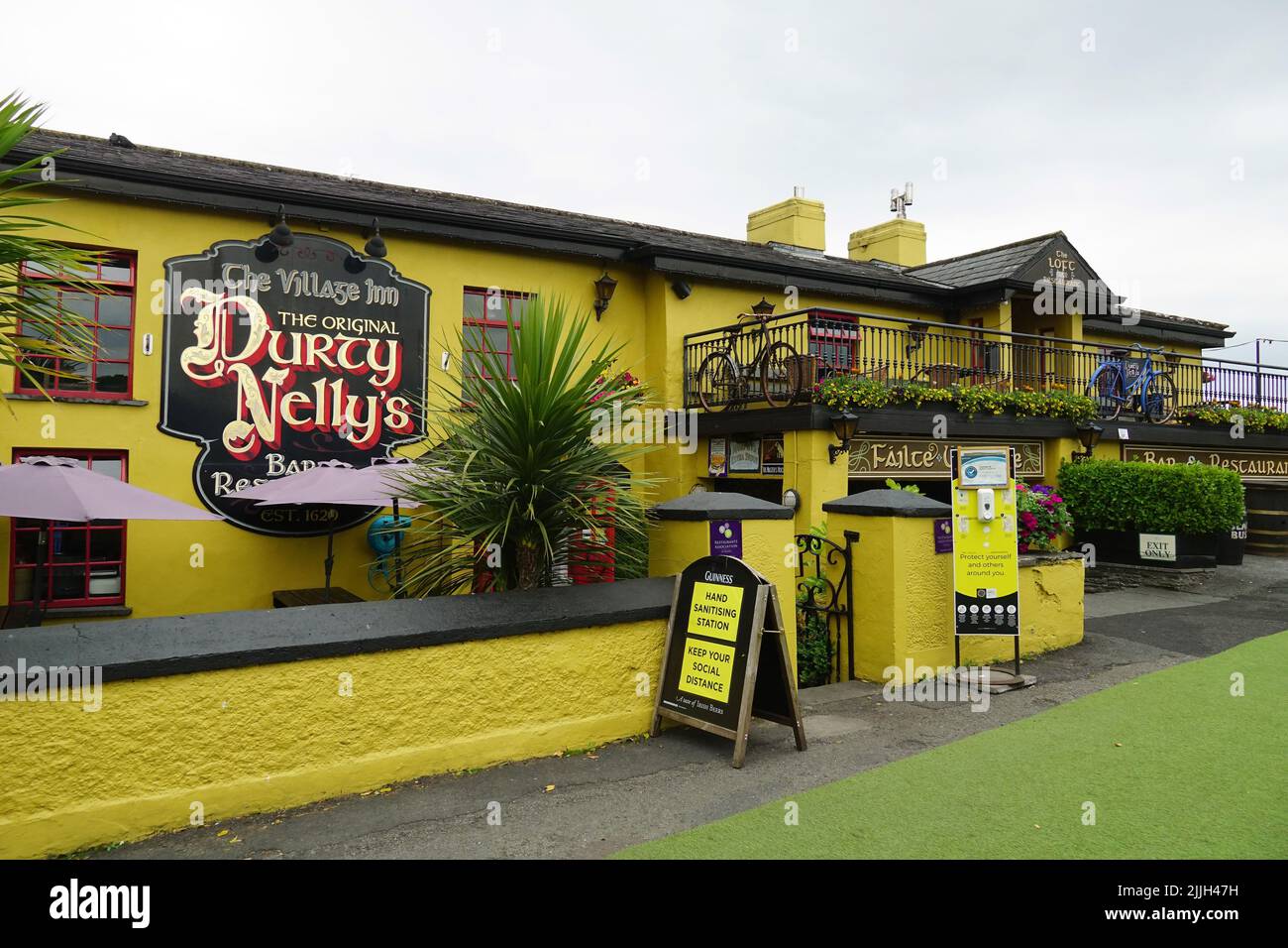 Durty Nelly's, pub irlandese originale (Est.1620), Bunratty Village, Bun na Raite, Clare County, Irlanda, Éire, Irland, Írország, Europa Foto Stock