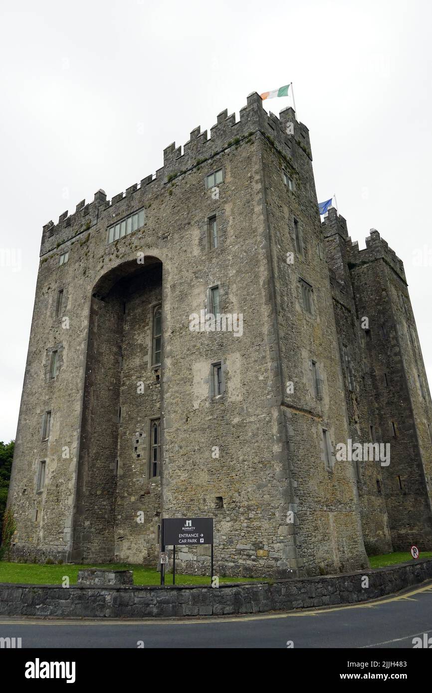 Castello di Bunratty, Caisleán Bhun Raith, Bunratty Village, Bun na Raite, Clare County, Irlanda, Éire, Irland, Írország, Europa Foto Stock