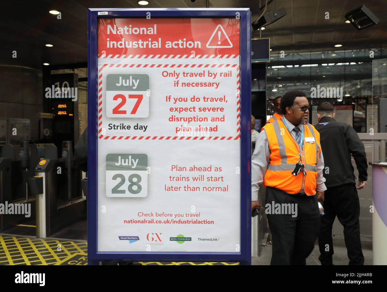 Londra, Regno Unito, 26th luglio 2022. Gli avvisi sono stati in su alla stazione di Kings Cross oggi, avvertendo i passeggeri dello sciopero del treno nazionale il mercoledì e consigliando loro di non viaggiare, con metà della rete a causa di arresto. Ciò causerà particolari difficoltà per coloro che viaggiano per eventi sportivi, tra cui il Womens Euro e i Giochi del Commonwealth. Credit : Monica Wells/Alamy Live News Foto Stock