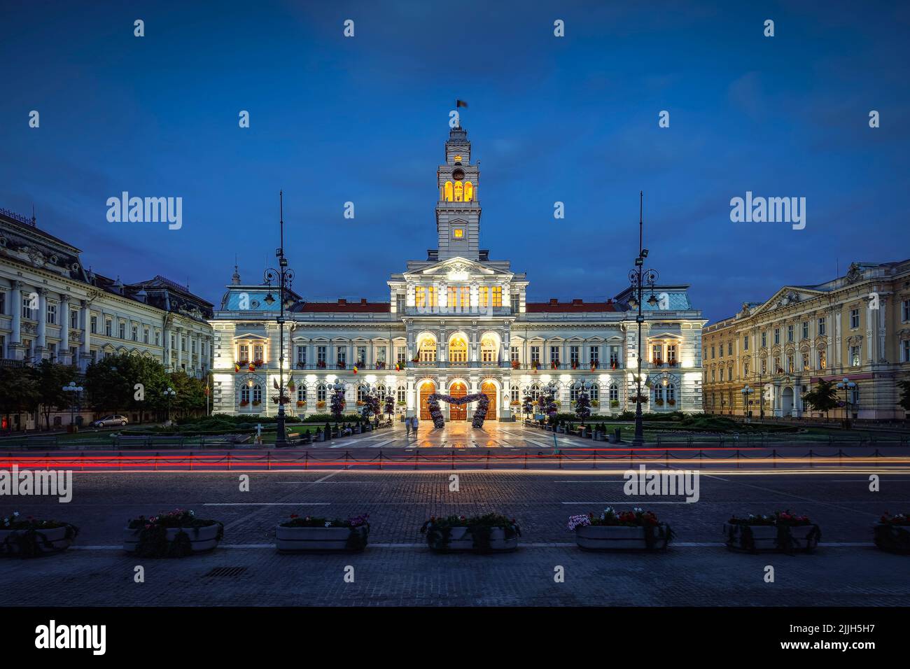 Municipio della città di Arad illuminato all'ora blu. Foto scattata il 17th luglio 2022 a Arad, Contea di Arad, Romania. Foto Stock