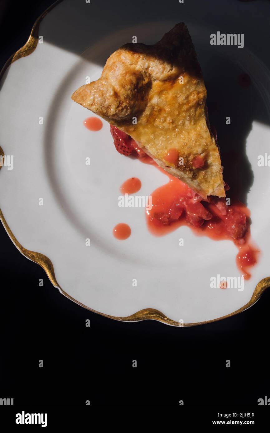 fetta di torta al rabarbaro alla fragola Foto Stock