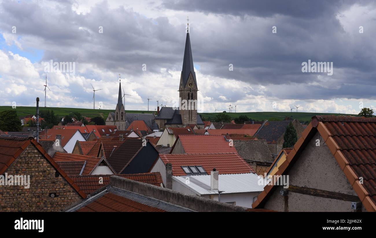 Vista sui tetti del villaggio di Saulheim con sfondo cielo nuvoloso Foto Stock