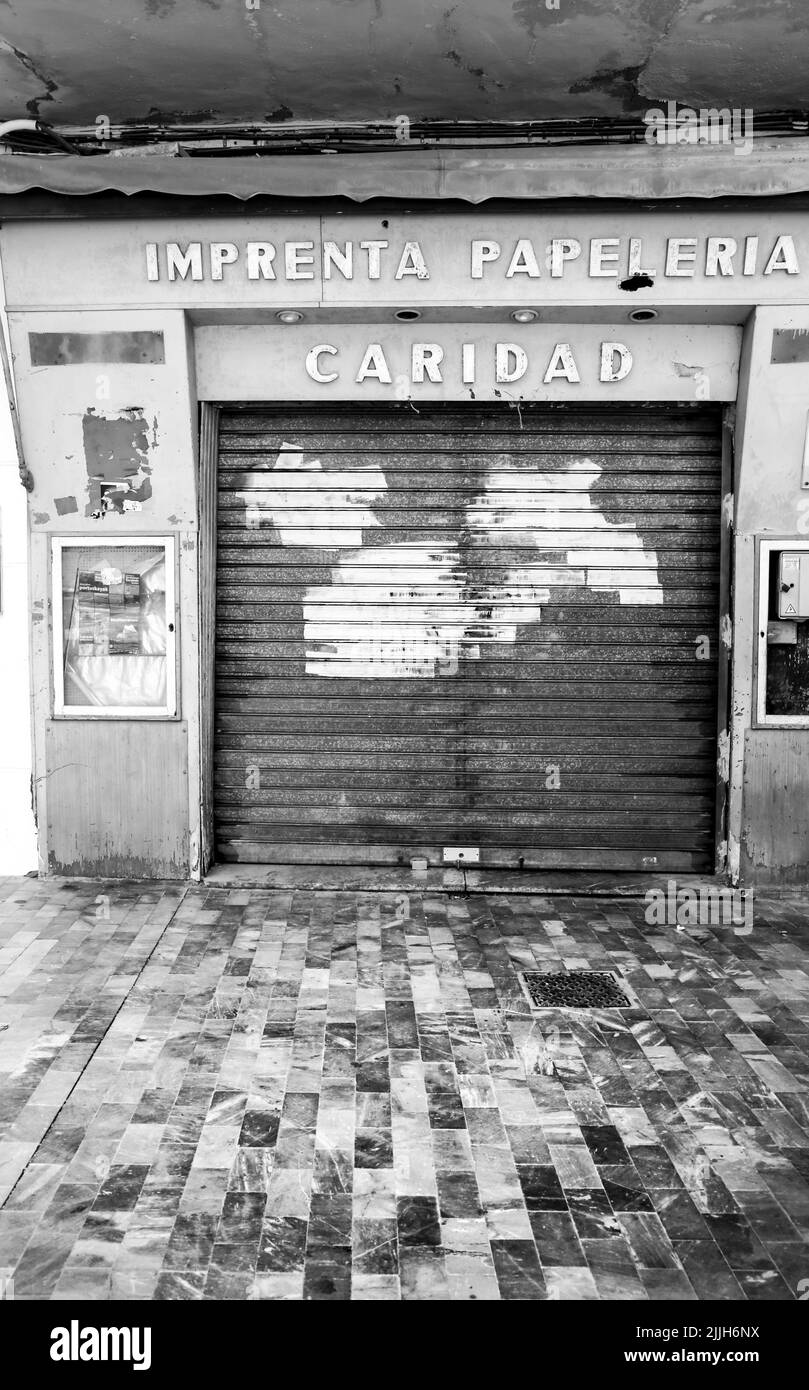 Cartagena, Murcia, Spagna - 18 luglio 2022: La vecchia attività di tipografia è chiusa al pubblico a causa della crisi Foto Stock