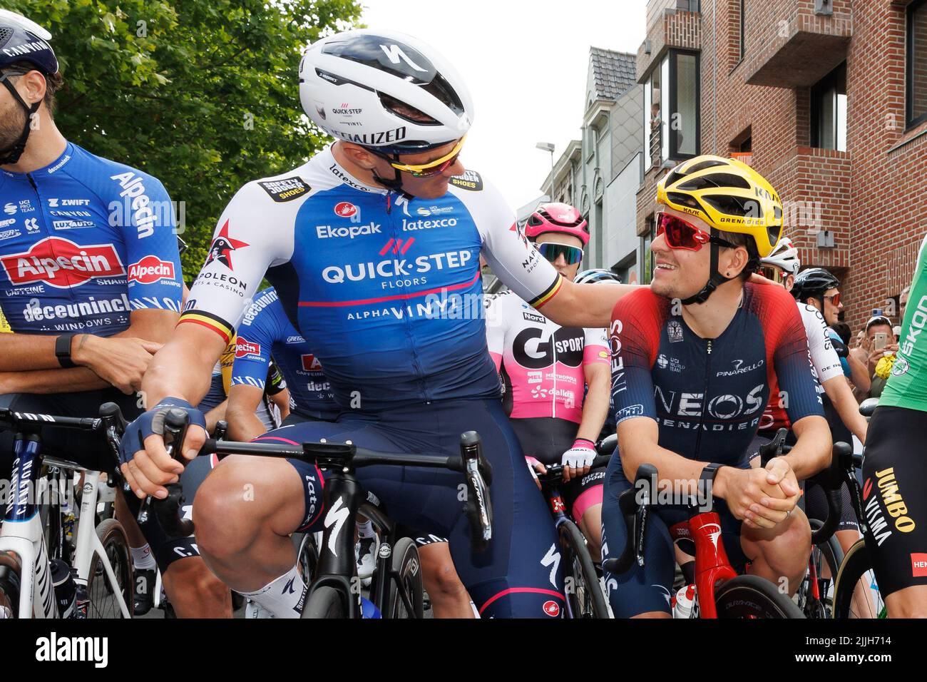 Belgio, 26 luglio 2022, il belga Yves Lampaert di Quick-Step Alpha Vinyl e il britannico Tom Pidcock di Ineos Grenadiers raffigurati all'inizio della gara ciclistica 'Natourcriterium Roeselare', martedì 26 luglio 2022 a Roeselare. Il concorso fa parte dei tradizionali 'criteriums', gare locali in cui gareggiano principalmente ciclisti che hanno guidato il Tour de France. BELGA FOTO KURT DESPLENTER Foto Stock