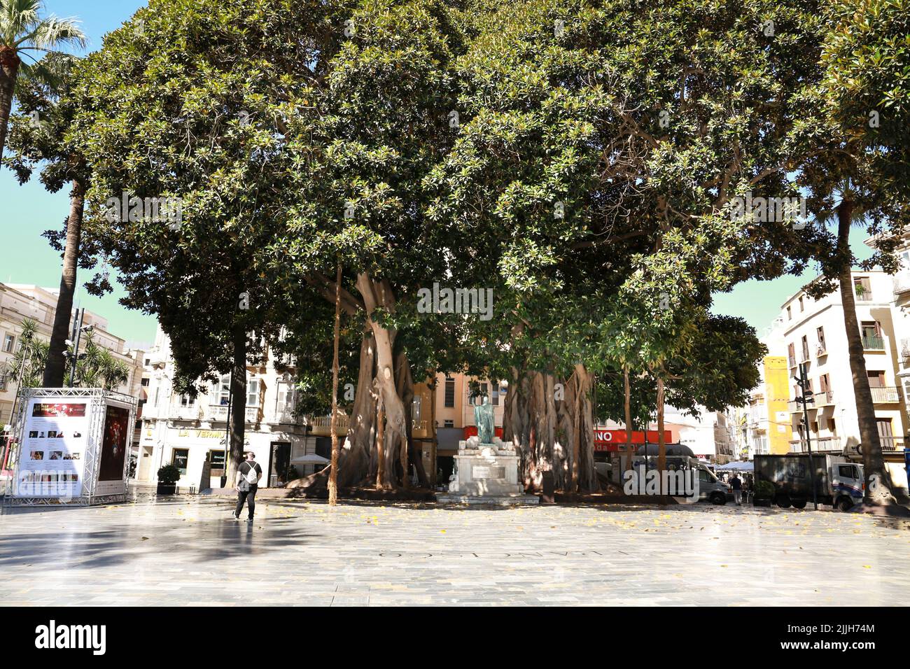 Cartagena, Murcia, Spagna - 17 luglio 2022: Bella Piazza San Francisco a Cartagena in una giornata di sole d'estate Foto Stock