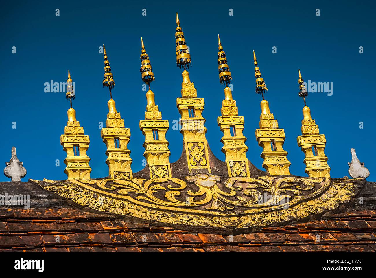 Un 'ok so fa' così called in Luang Prabang, ornamenti dorati del tetto che si trovano nel centro della trave del tetto e rappresentano l'universo buddista Foto Stock
