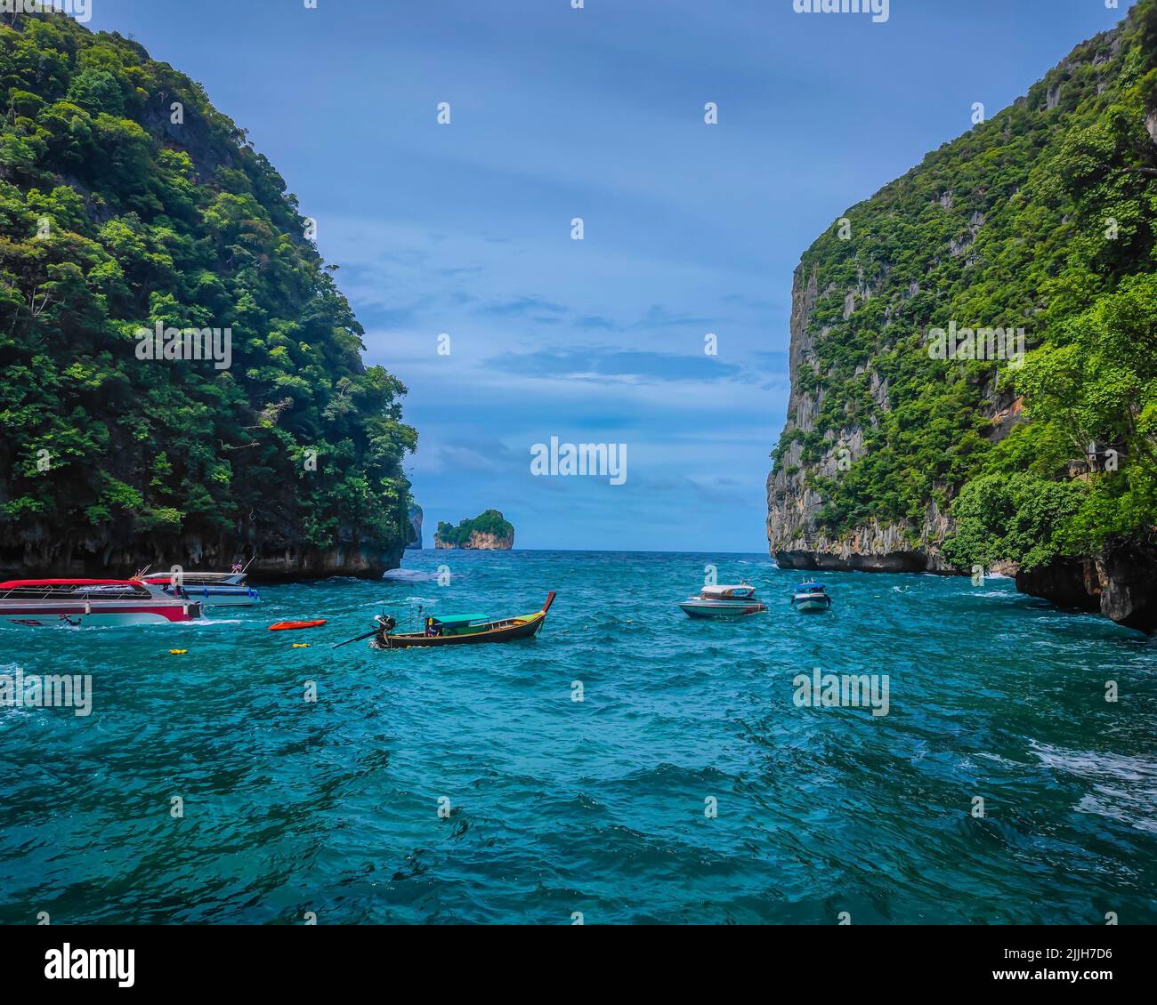 Molte barche in piedi nella laguna di acqua turchese nella baia dell'isola di Phi Phi Leh in Thailandia Foto Stock