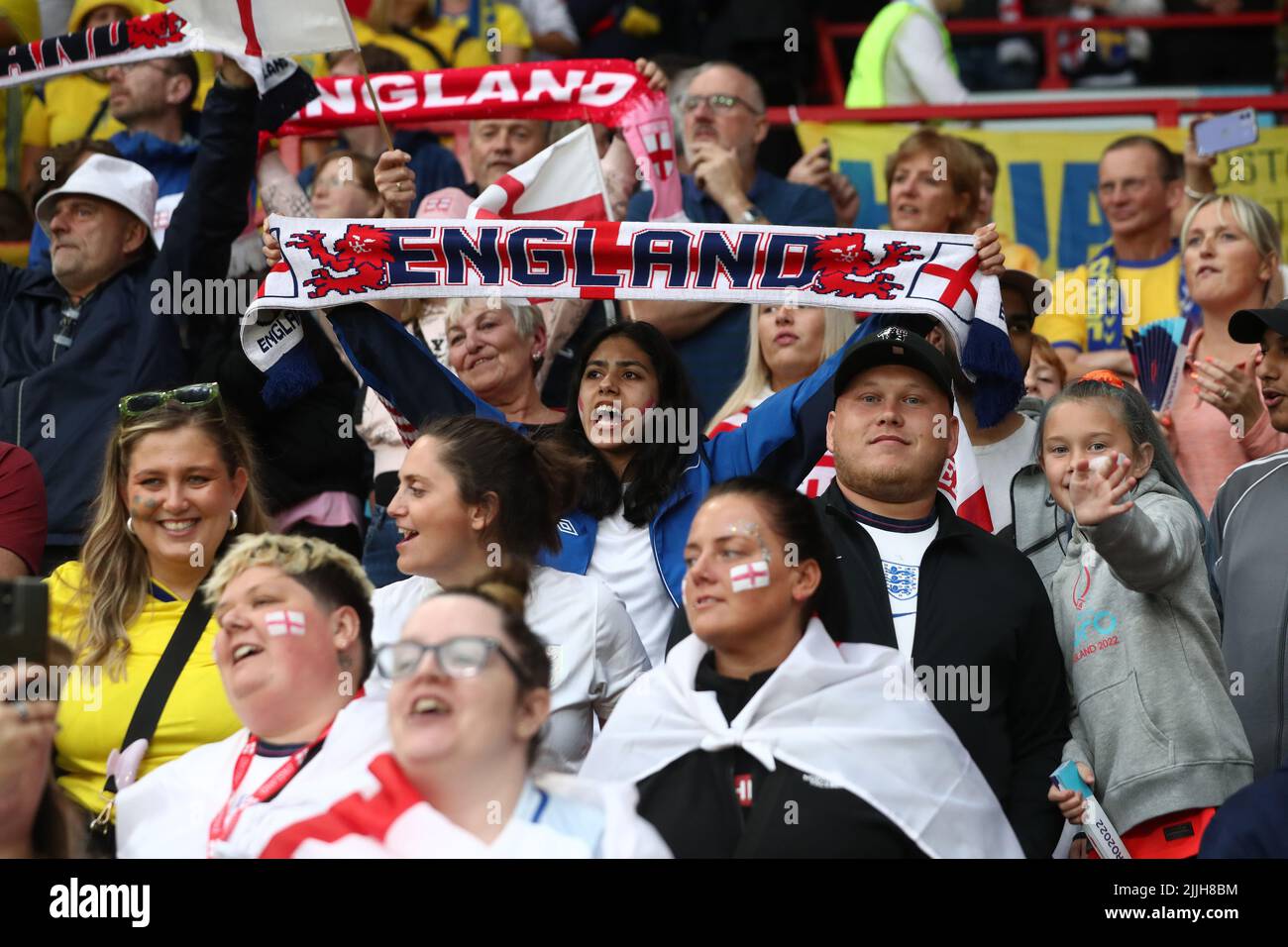 I tifosi inglesi durante la partita UEFA Women European Championship tra Inghilterra Women e Svezia a Bramall Lane, Sheffield martedì 26th luglio 2022. (Credit: Mark Fletcher | MI News) Credit: MI News & Sport /Alamy Live News Foto Stock