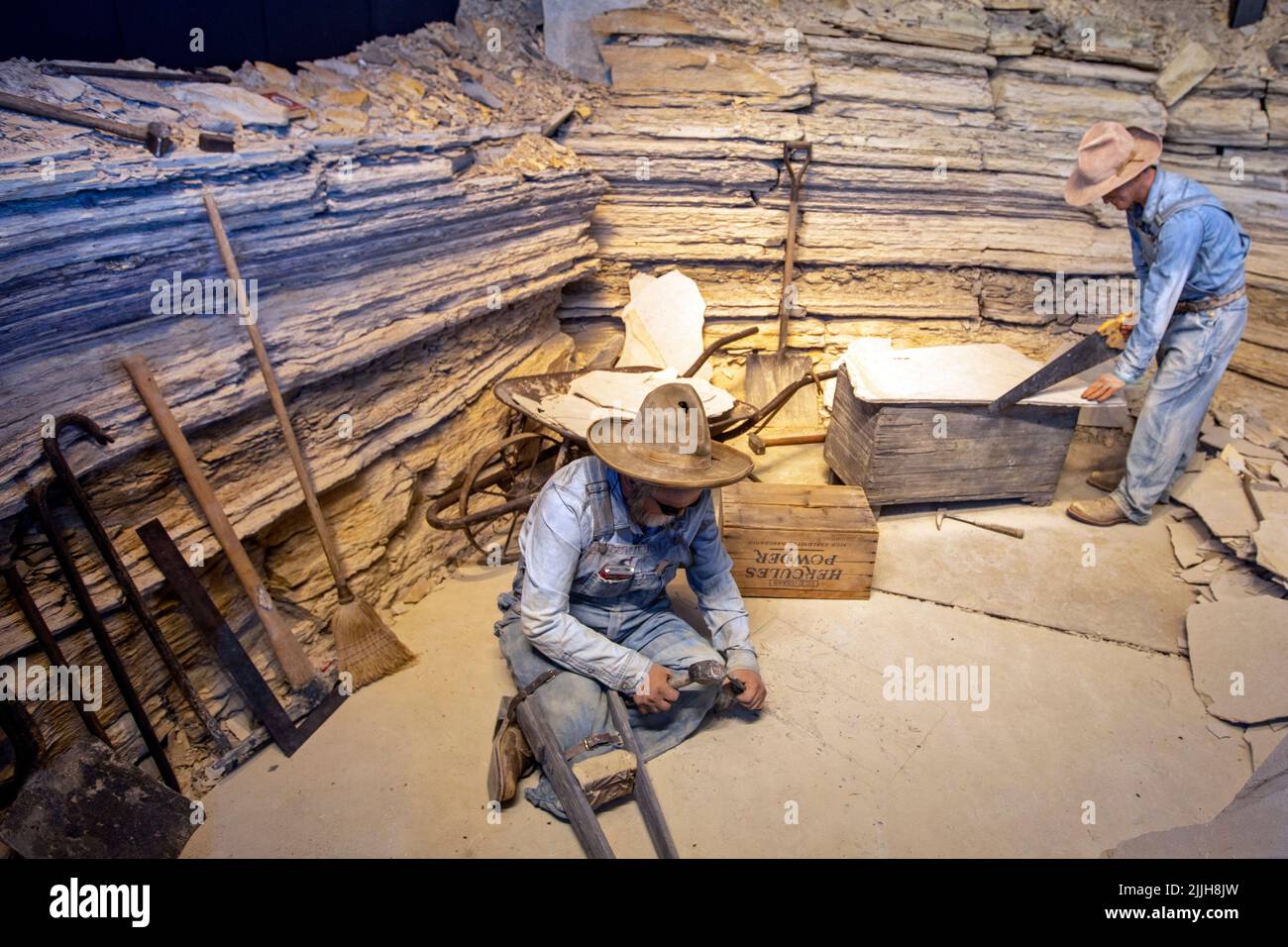 Kemmerer, Wyoming - Monumento Nazionale di Fossil Butte. Un diorama al centro visitatori mostra paleontologi al lavoro. Un numero enorme di fossili di pesci Foto Stock