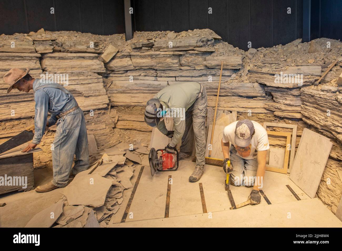 Kemmerer, Wyoming - Monumento Nazionale di Fossil Butte. Un diorama al centro visitatori mostra paleontologi al lavoro. Un numero enorme di fossili di pesci Foto Stock