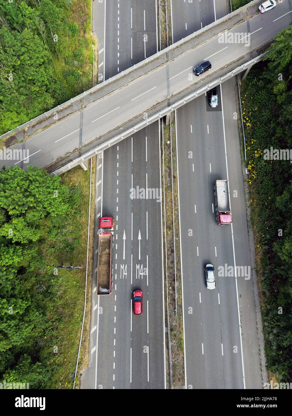 Llantrisant, Galles - Luglio 2022: Vista aerea dei veicoli sull'autostrada M4 che percorrendo le indicazioni stradali per le corsie da prendere in avvicinamento ad un bivio Foto Stock
