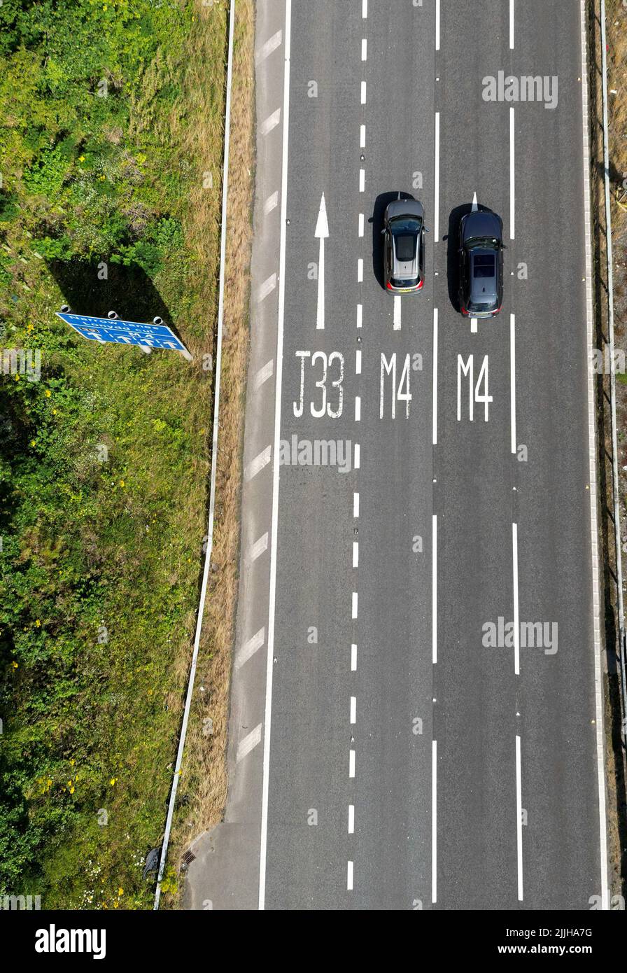 Llantrisant, Galles - Luglio 2022: Vista ASerial delle auto che passano attraverso le indicazioni stradali che informano i conducenti delle corsie di prendere l'avvicinamento ad un bivio Foto Stock