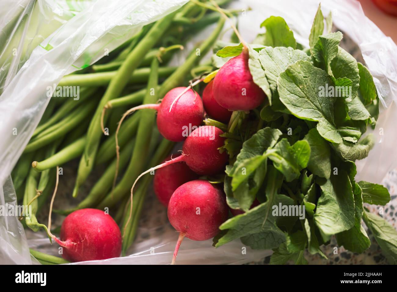 Fagioli verdi con ravanelli in sacchetto di alluminio Foto Stock