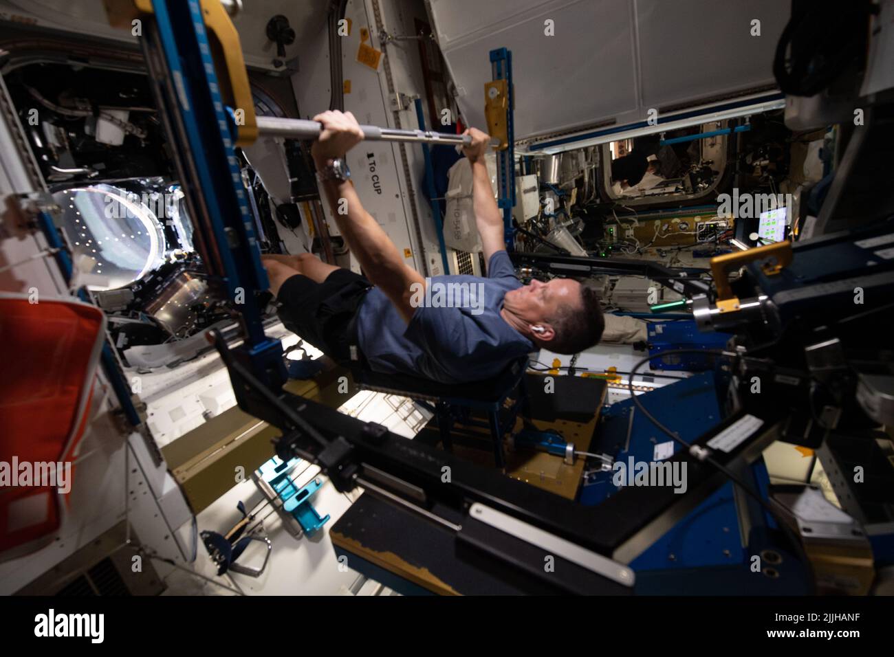 L'astronauta della NASA e la spedizione 67 l'ingegnere di volo Bob Hines lavora fuori sul dispositivo di esercitazione resistivo avanzato all'interno del modulo tranquility a bordo della stazione spaziale Internazionale, 8 luglio 2022 in orbita terrestre. Foto Stock