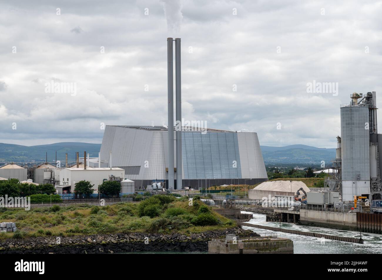 Dublino, Irlanda - 7 luglio 2022: Turbina a gas a ciclo combinato Poolbeg (CCGT) a Dublino, Irlanda Foto Stock