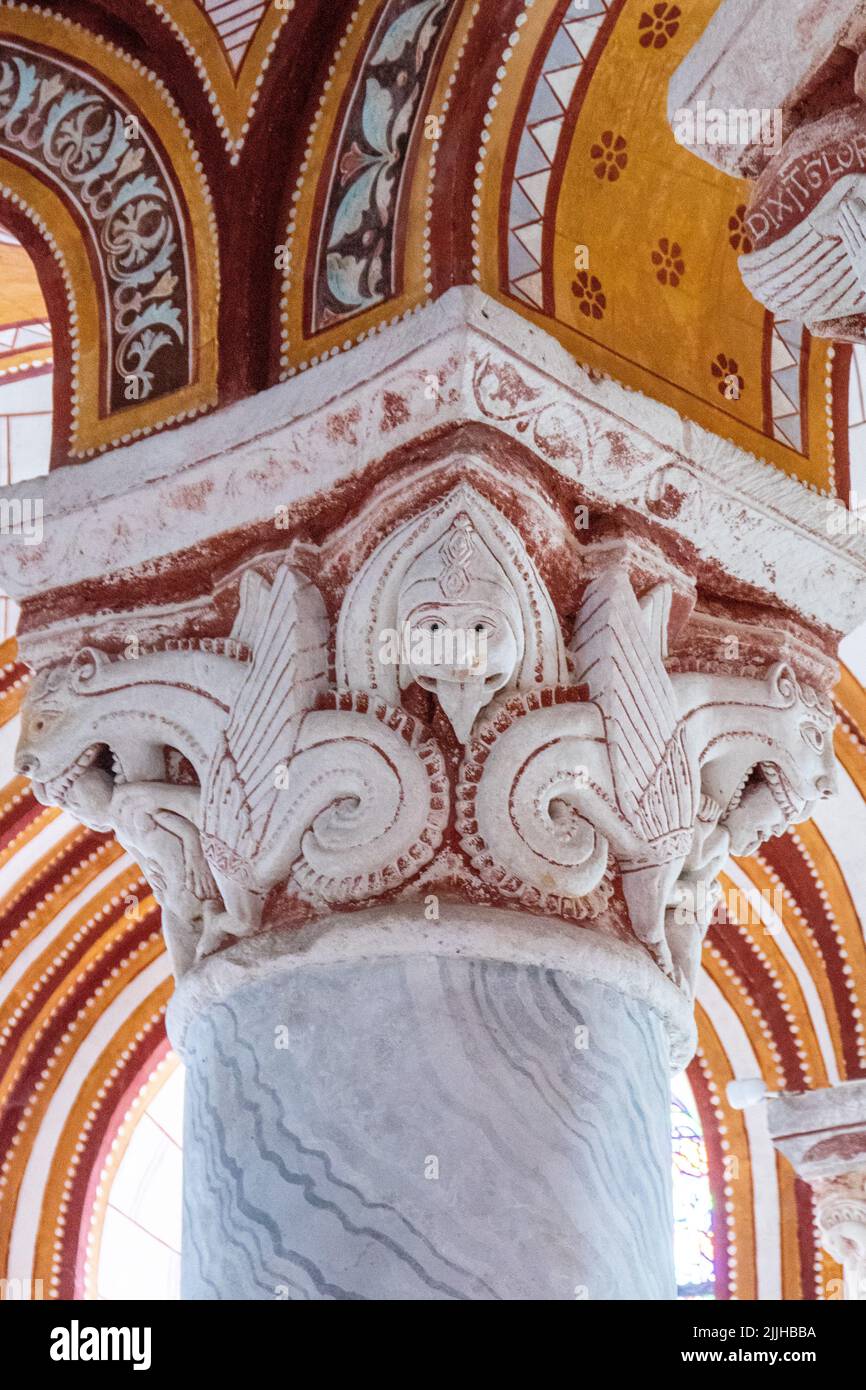 Particolare di scultura in pietra sul pilastro Saint Pierre Chiesa in Chauvigny, Francia Foto Stock