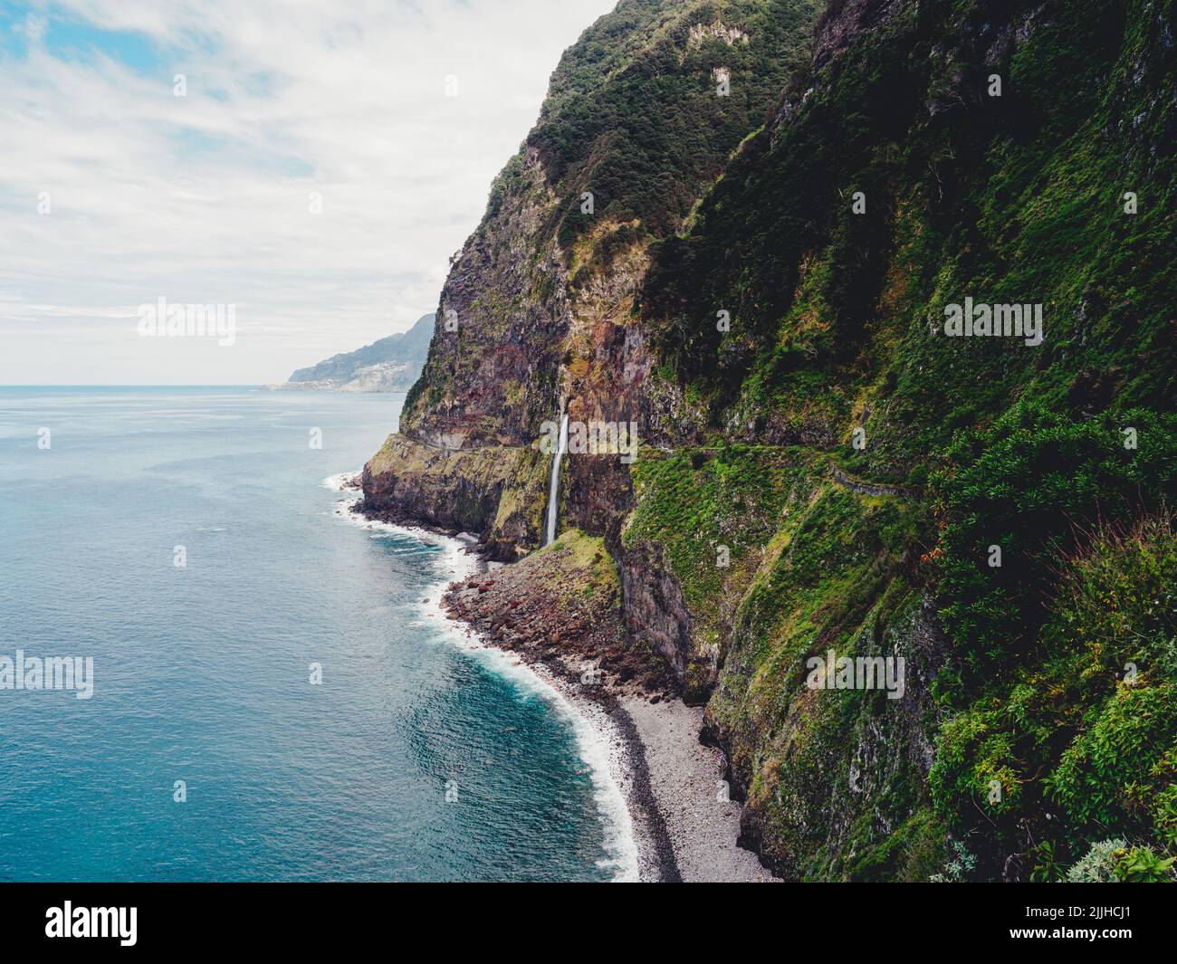Un bellissimo paesaggio costiero con scogliere boscose a Madeira, Portogallo Foto Stock