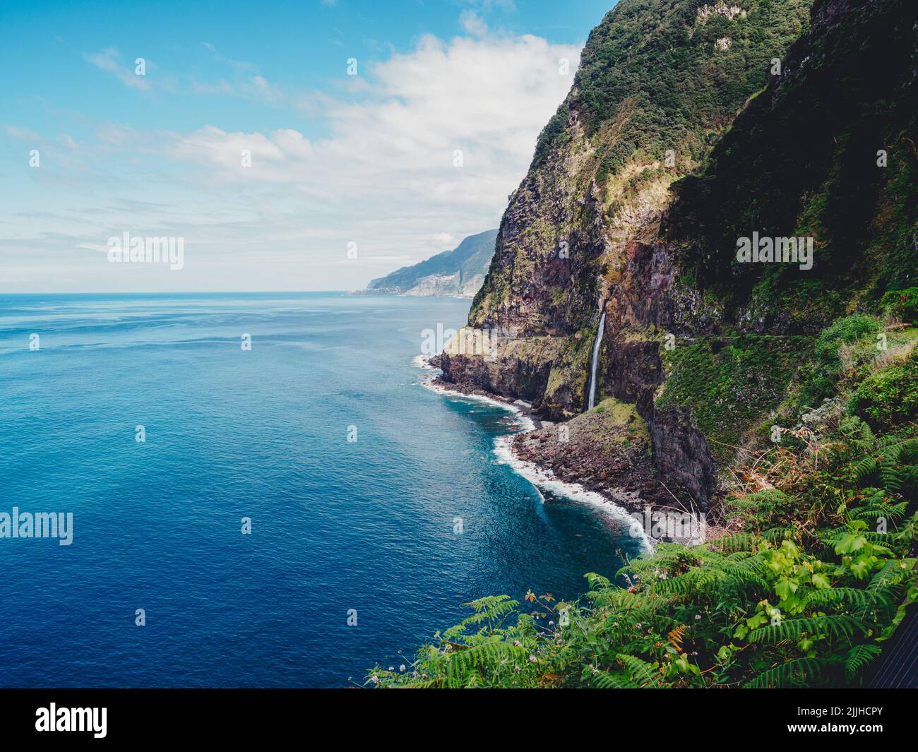 Un bellissimo paesaggio costiero con scogliere boscose a Madeira, Portogallo Foto Stock
